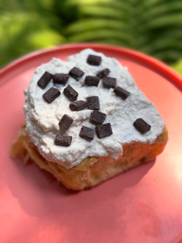 CANNOLI CINNAMON BUN 🍫

Cinnamon bun topped with sweet whipped cinnamon ricotta topped with chocolate chunks or toasted pistachio.

Available all Sunday Brunch. If they last that long 🤤
#chadwicksTO #cinnamonrolls #cinnamonbuns #brunchto #torontobr