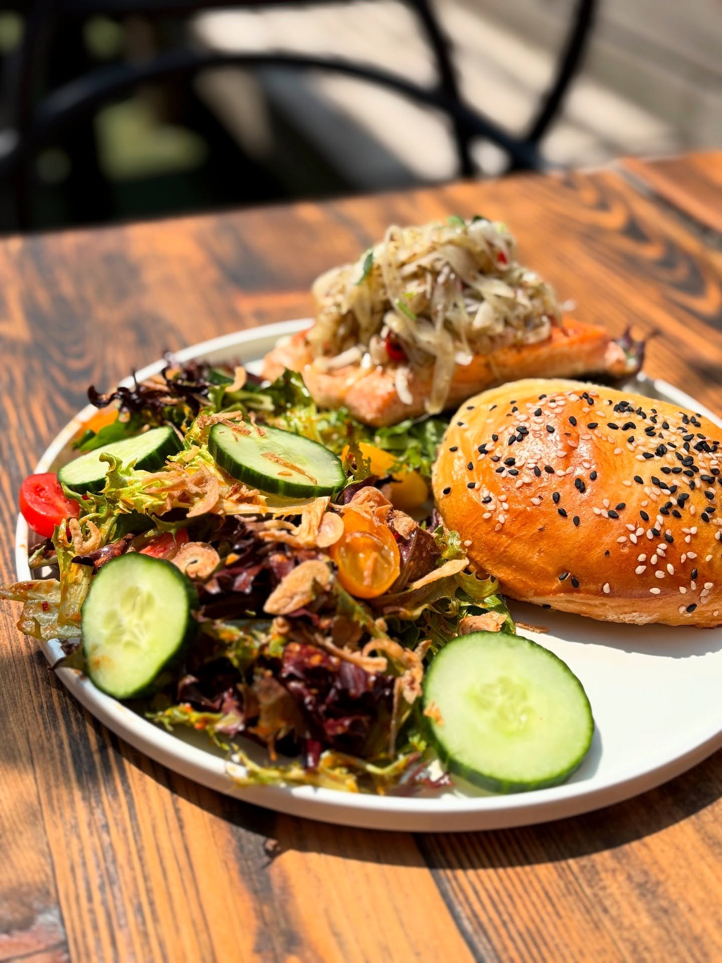 This week 👉 Arctic char burger 🐟
5oz arctic char filet on a housemade bun topped with Peruvian tarter sauce, leafy greens, onion salsa brava. Served with choice of side!
#chadwicksTO