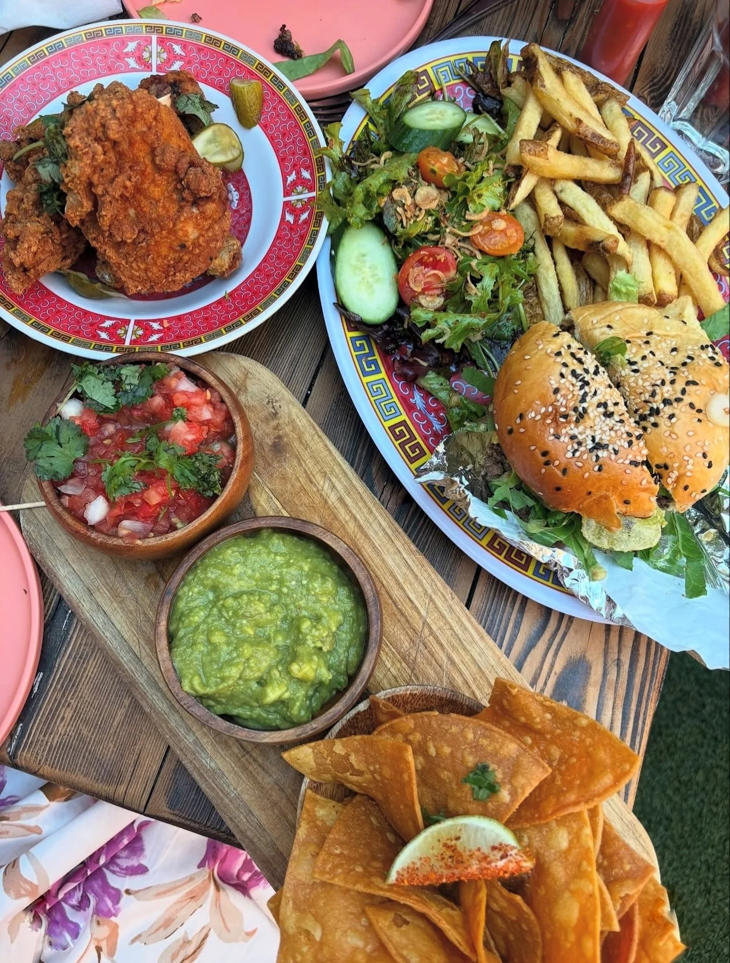 Soaking up the last few patio days with @lauraslookbook_ ❤️💫
#chadwicksTO #torontopatio #theannextoronto #fallvibes #torontolife