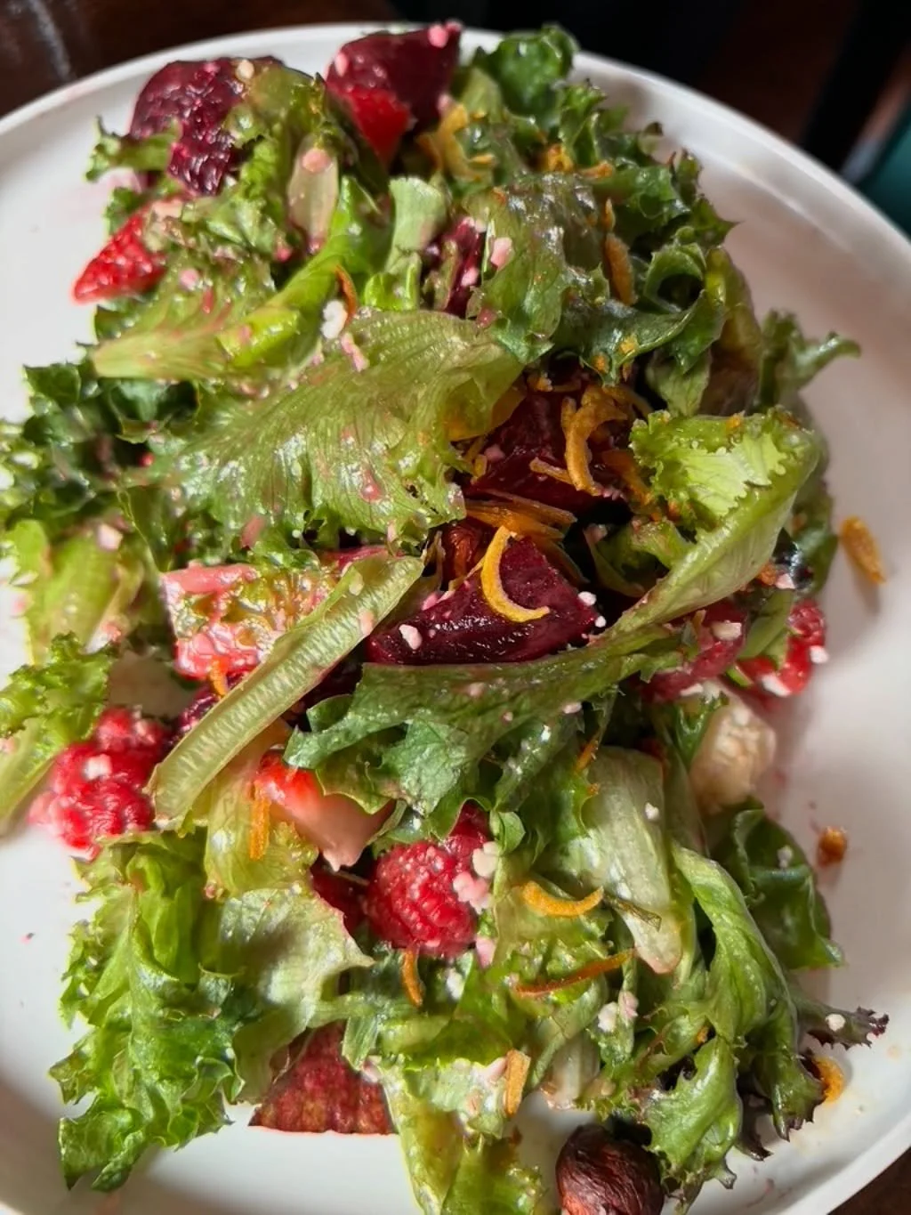 SMOKED BEET SALAD
Apple wood smoked beets, seasonal Ontario berries, cotija, maple balsamic vinaigrette, roasted hazelnuts, aromatics, Ontario leafy greens. 🥬 
#chadwicksTO #fallsalad #torontorestaurants #theannex #beetsalad