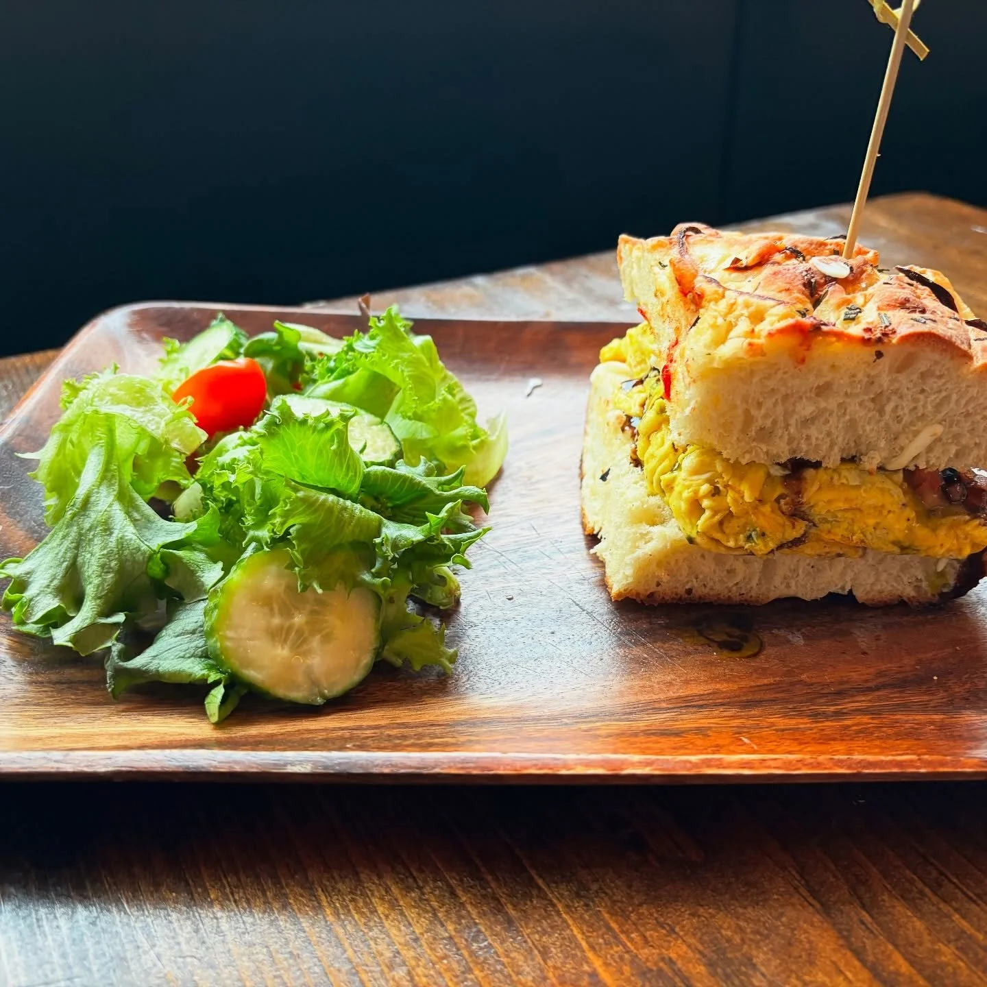 This weekend 👉 Tuscan  breakfast sandwich 🍅 

Two free range Scrambled eggs, mozzarella, pesto, pico de gallo, balsamic reduction in a thick house made rosemary  foccacia bread.  Served with choice of potato or garden salad. 
#chsdwicksTO