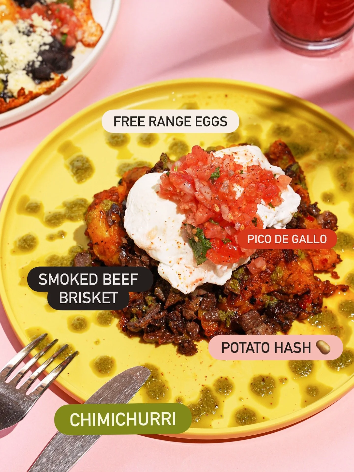 SMOKED BEEF BRISKET HASH 🥔
Two free range eggs on fried onion &amp; potato hash, smoked beef brisket, topped with house-made chimichurri and pico de gallo 🌶️🍅
#chadwicksTO #torontobrunch