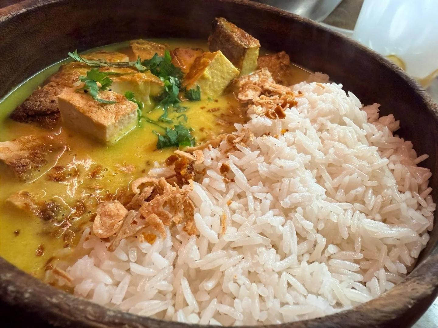 KUALA LUMPUR CURRY 🍲
House smoked beef brisket in a turmeric, pandan coconut milk sauce with Thai chilis served with coconut rice, cucumber and tapioca chips.
#chadwicksTO