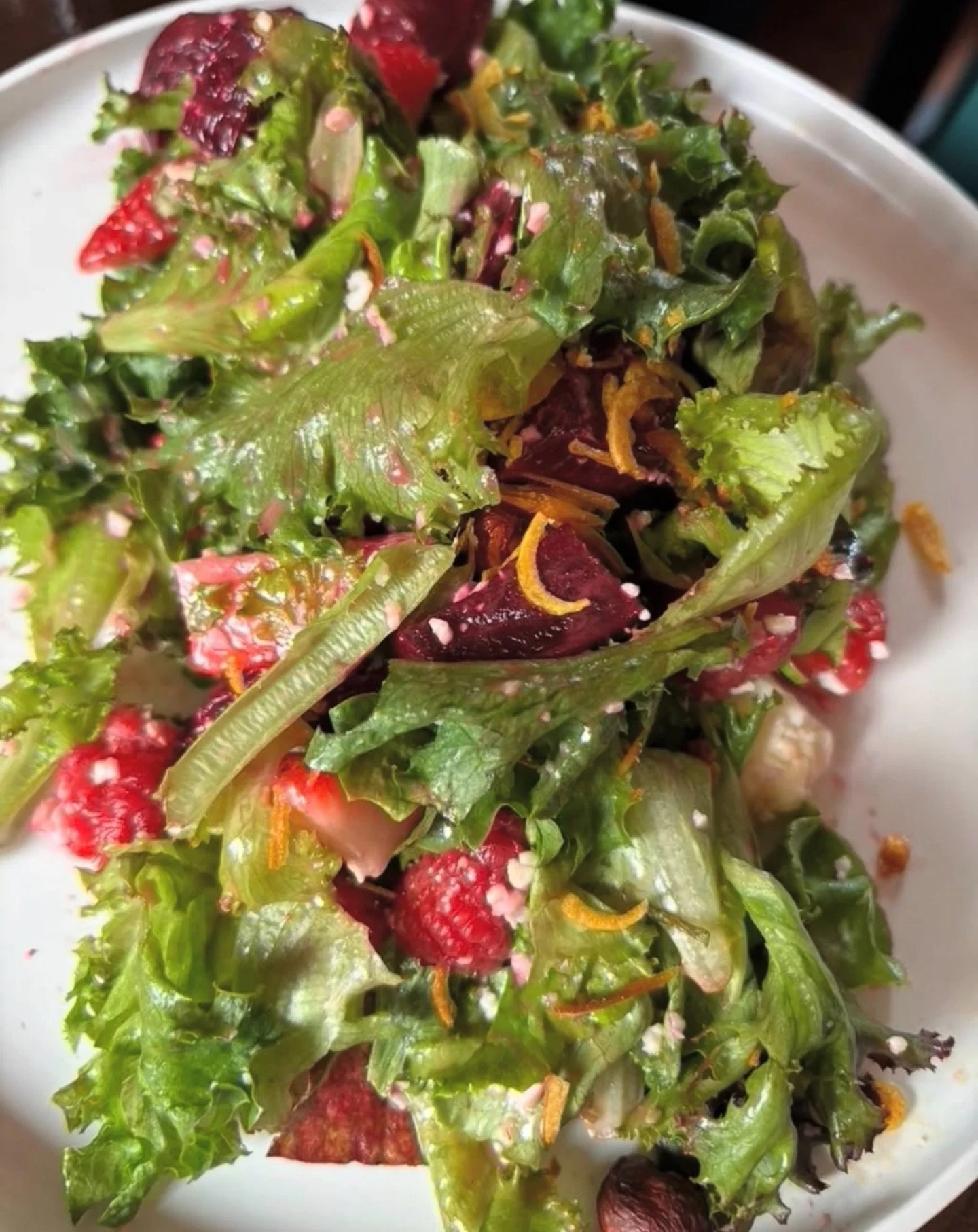 SMOKED BEET SALAD
Apple wood smoked beets, seasonal Ontario berries, cotija, maple balsamic vinaigrette, roasted hazelnuts, aromatics, Ontario leafy greens. 🥬
