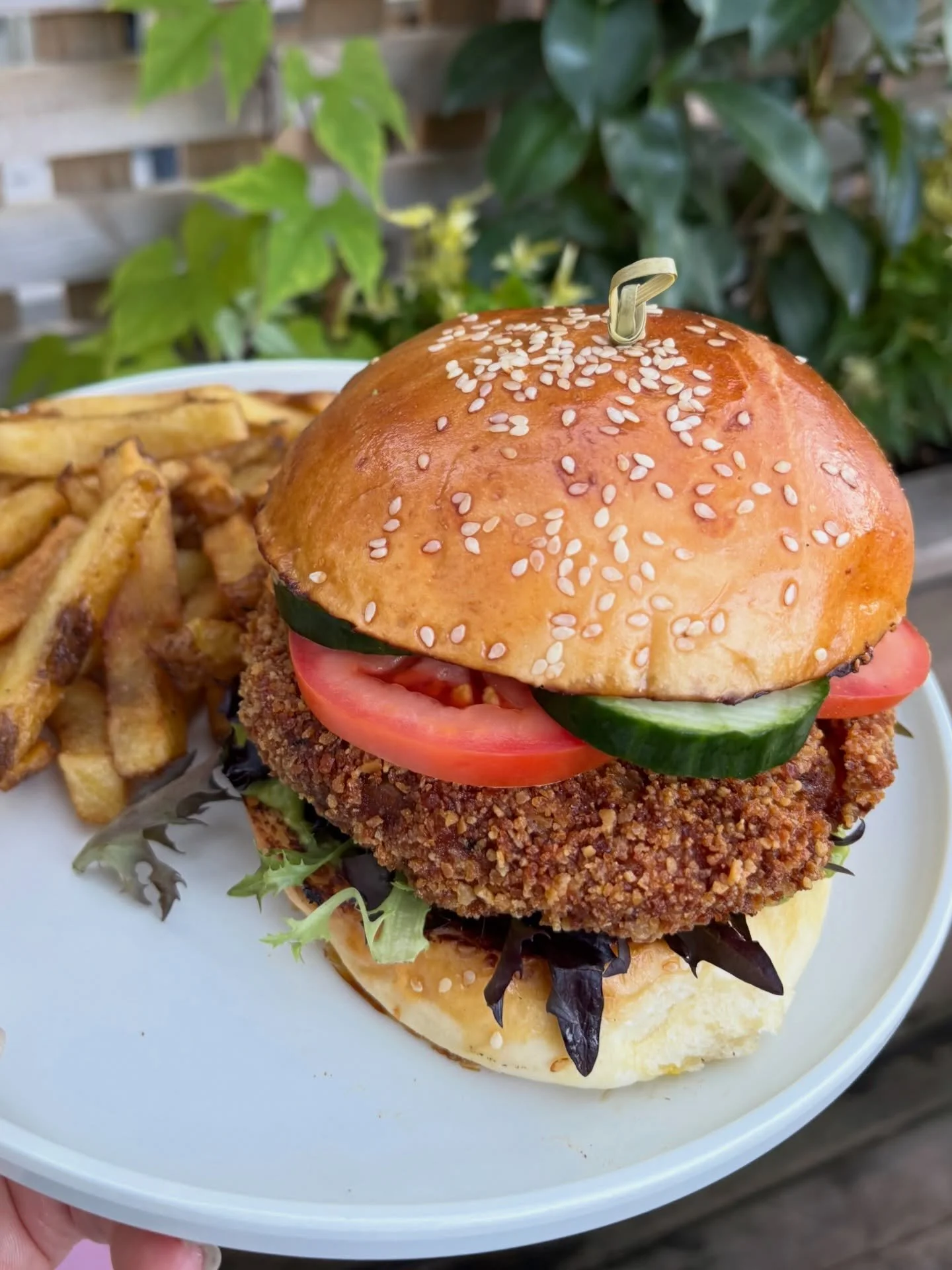 Who said veggie burgers have to be boring? 😌🍔 

Our Guadalajara Veggie Burger starts with a crispy sweet potato and edamame patty, piled high with guacamole, Ontario greens, tomato, cucumber, cilantro, and our house-made Guadalajara aioli. 

Fresh,