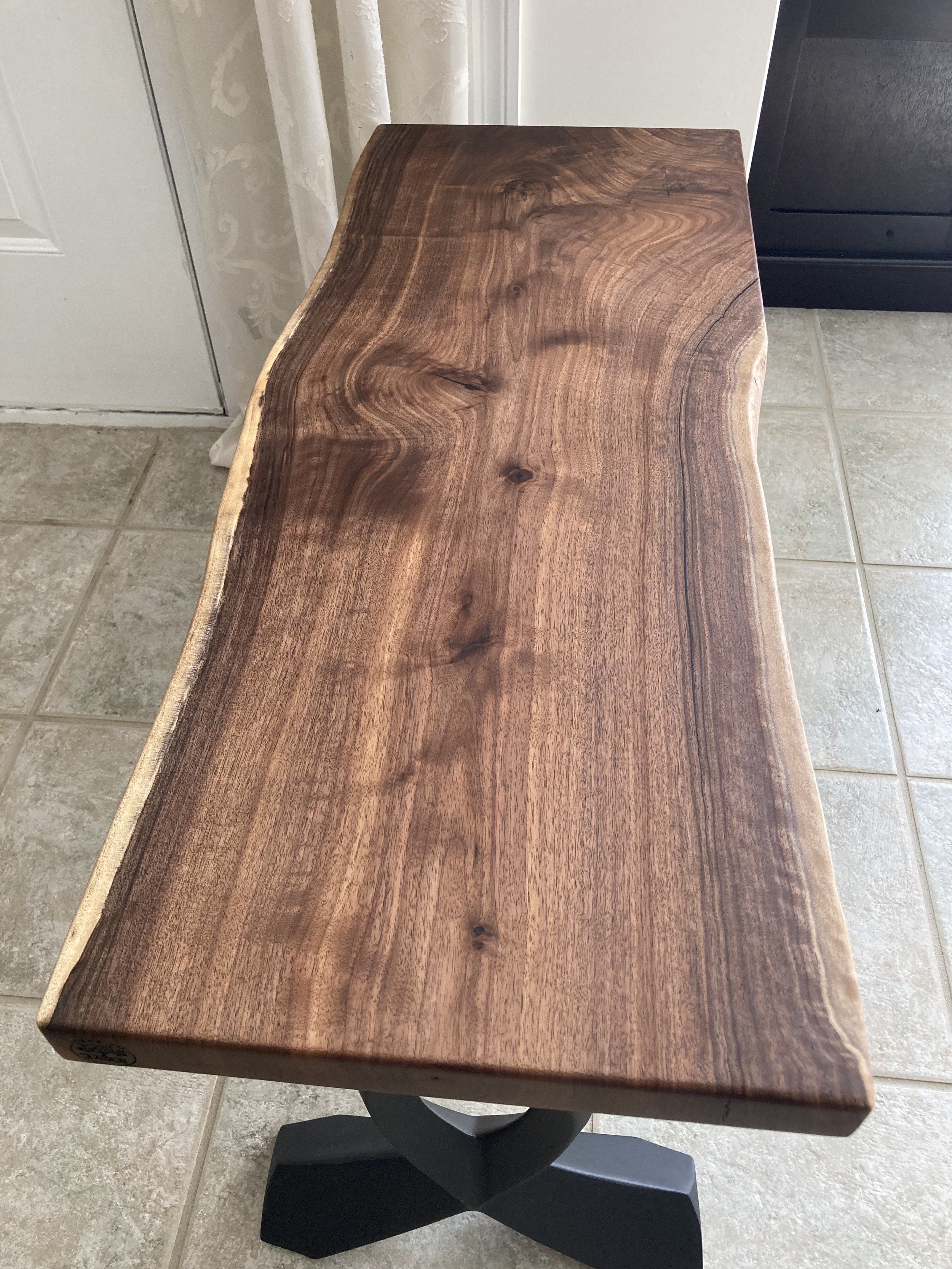 Walnut dinner table with Flowyline metal legs