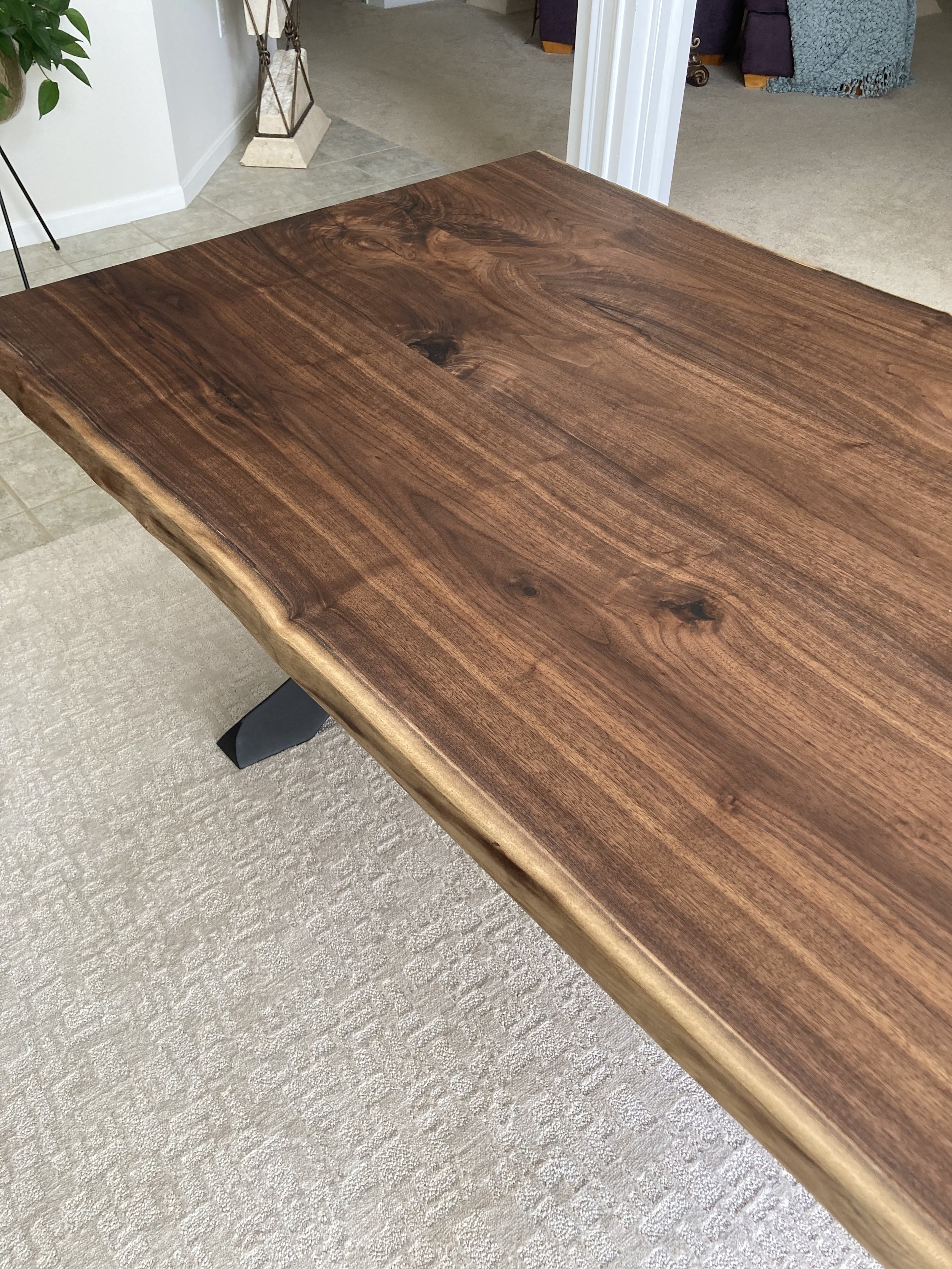 Walnut dinner table with Flowyline metal legs