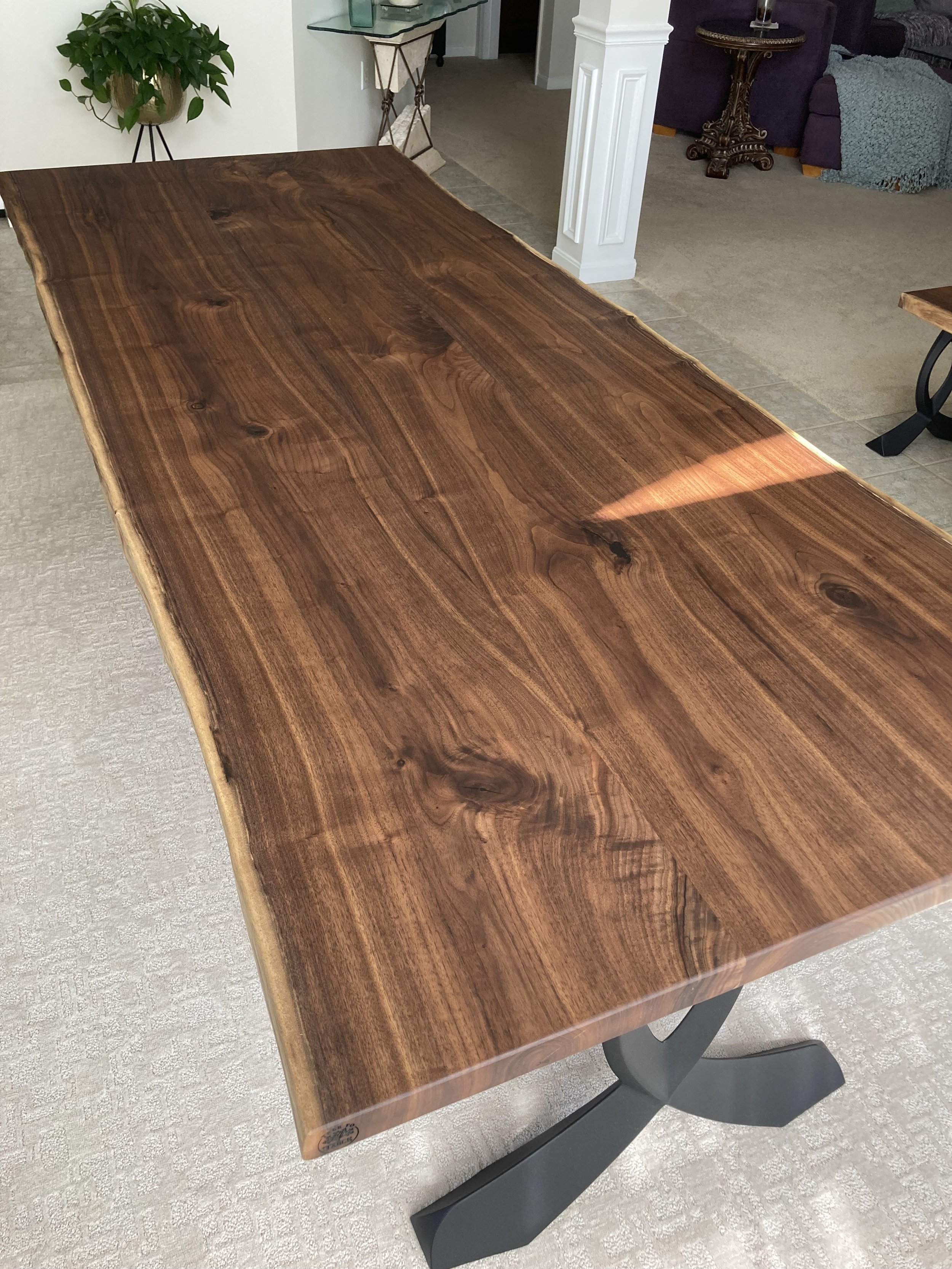 Walnut dinner table with Flowyline metal legs