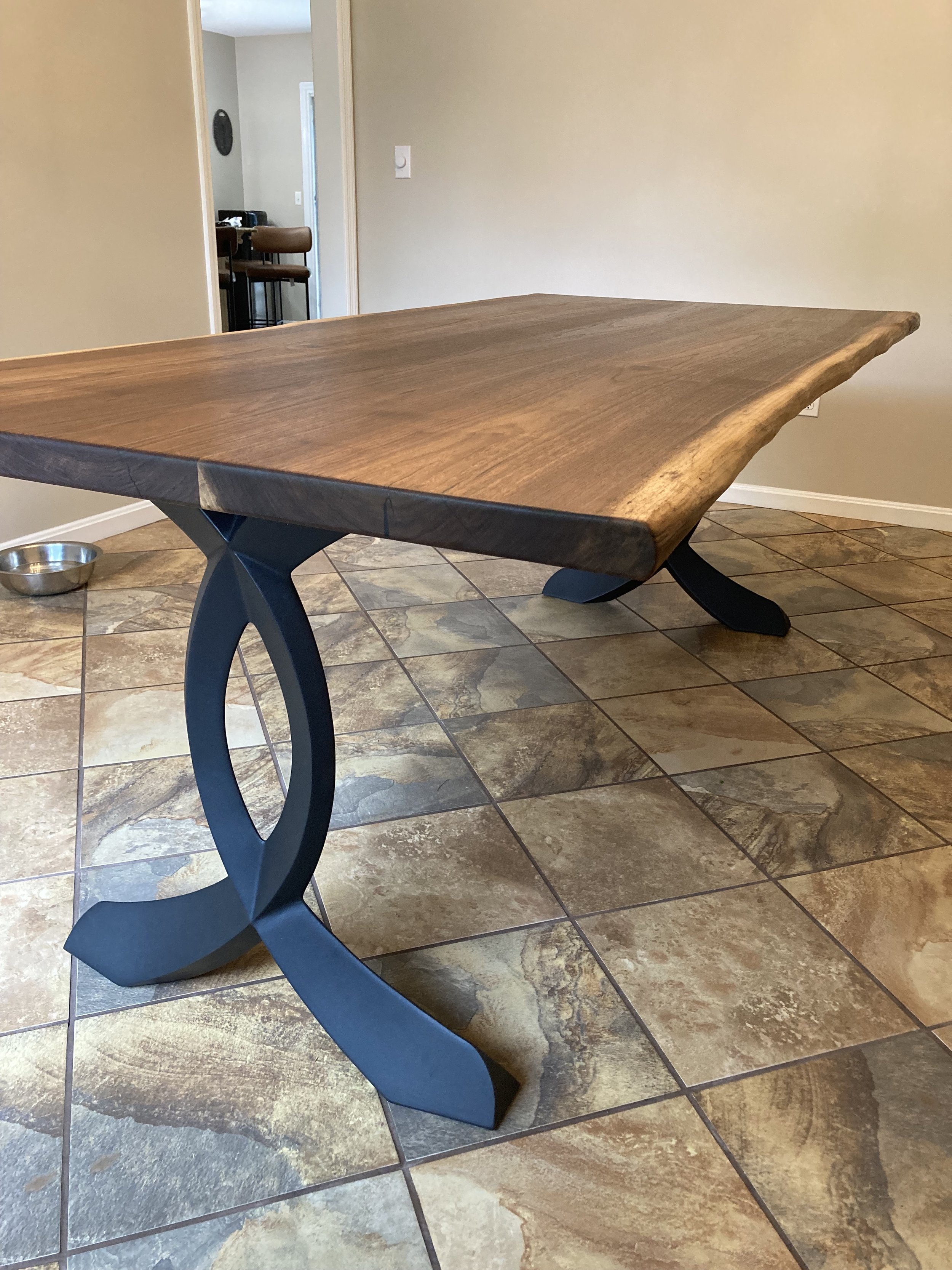 Walnut dinner table with Flowyline metal legs