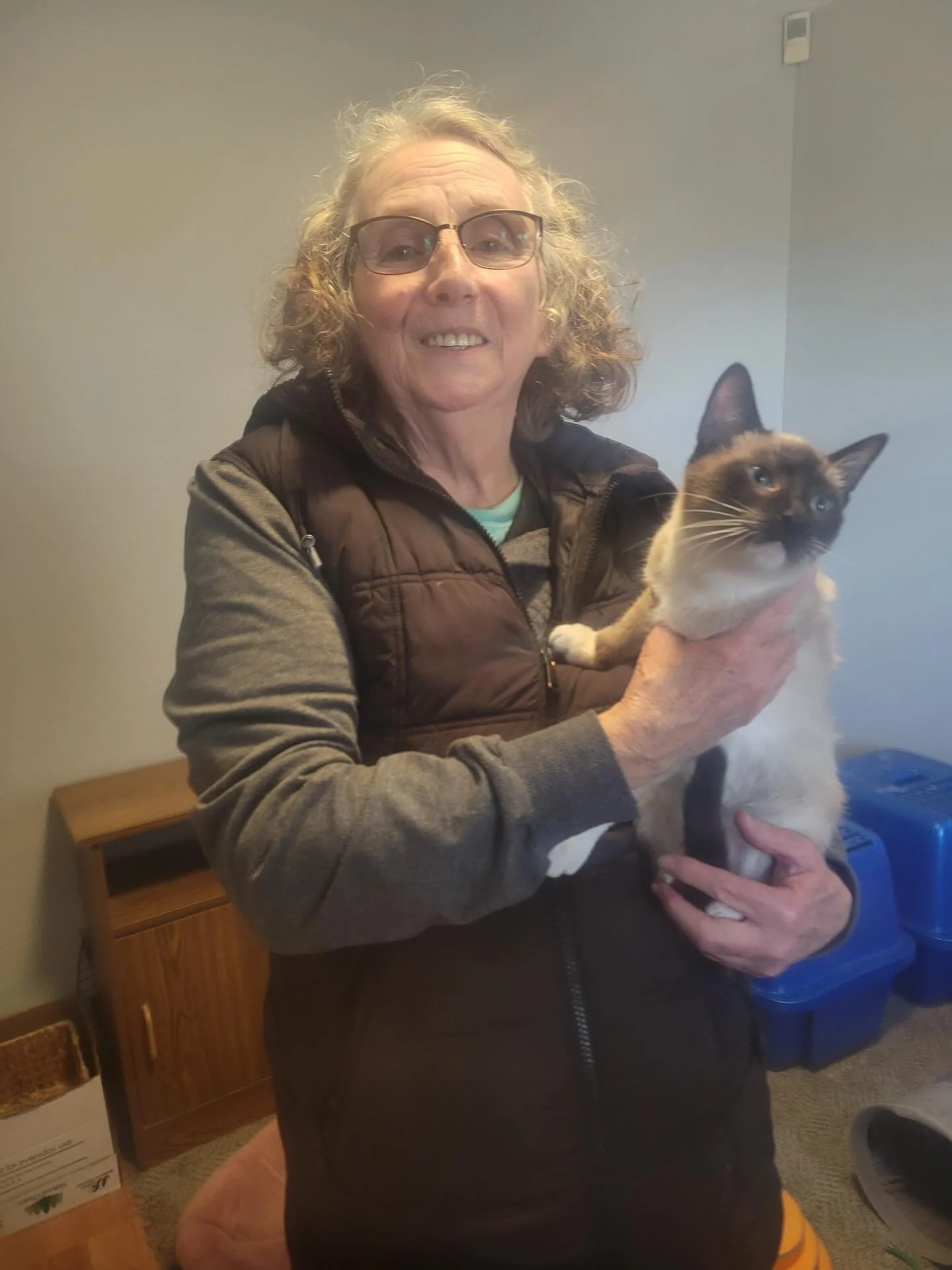 We had two kittens adoptions in the last week! Ruth (left) went to Jackie in Grand Coulee, who was looking for a Siamese kitten after saying goodbye to both her cat and dog of many years. 
Terri and Brian (right) of Yakima adopted Julep, who was foun