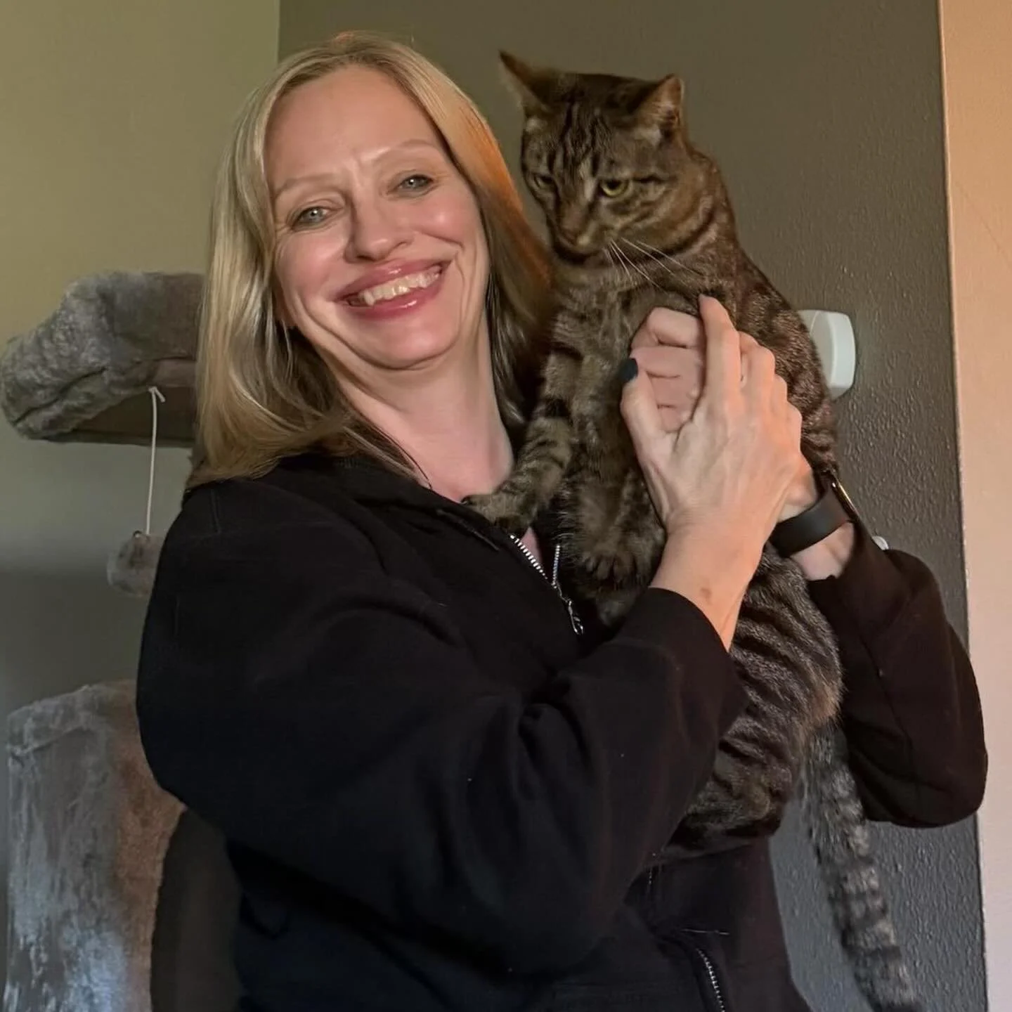 Lisa and Les of Cle Elum recently increased their family by 2, adopting older kitten siblings Theo and Olive! We waited 10 months to find a perfect adopter to take both of these amazing cats, who were loved and cared for since they were found as newb
