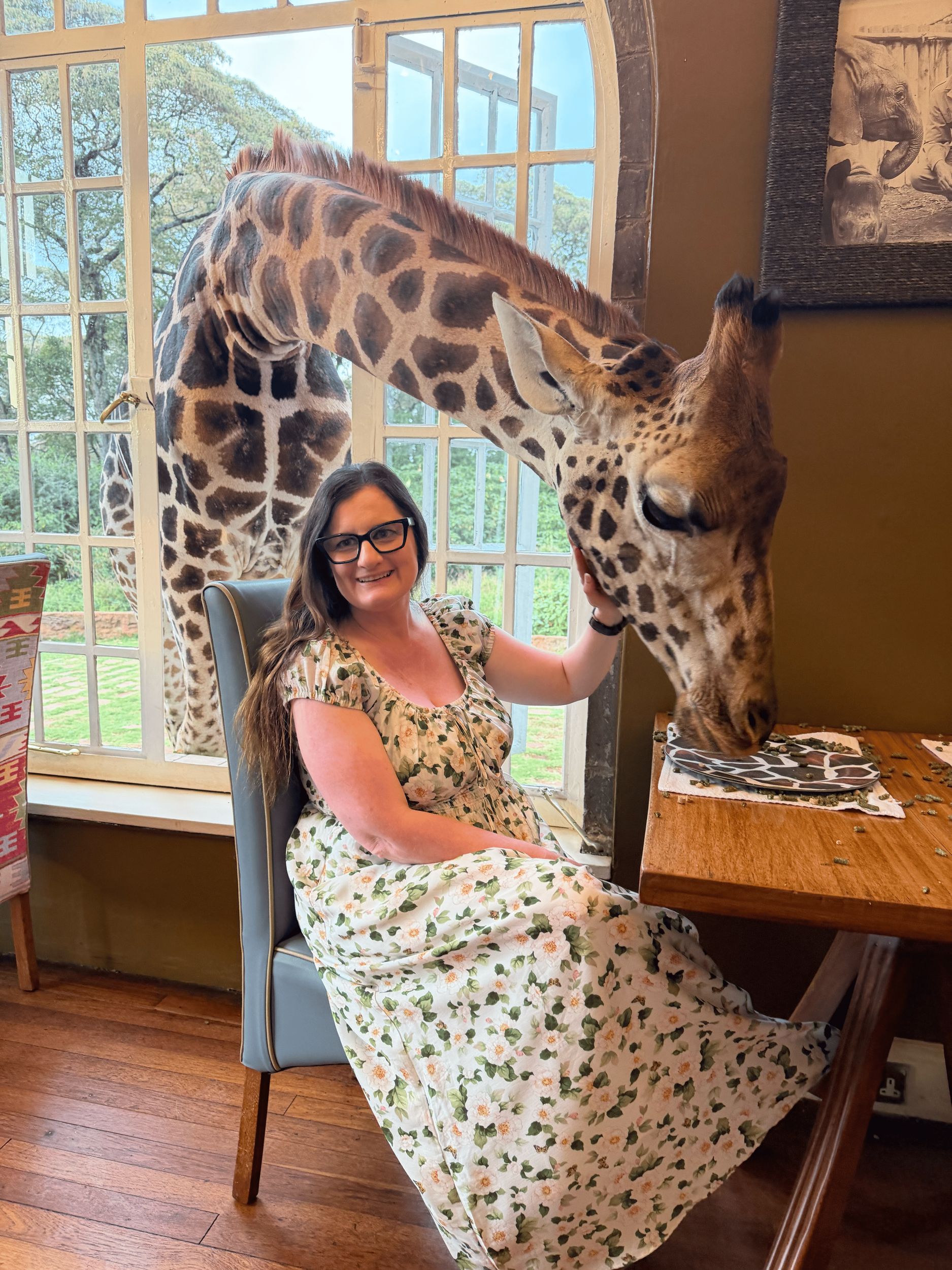 samar woman breakfast with giraffe