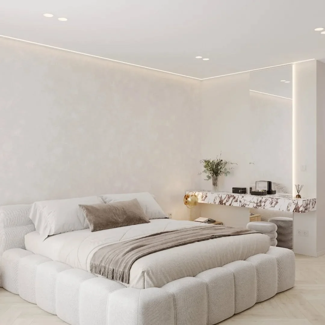 Pokoj, elegancia a nadčasov&yacute; dizajn 🤍
Sp&aacute;lňa laden&aacute; do pr&iacute;jemn&yacute;ch neutr&aacute;lnych t&oacute;nov vytv&aacute;ra ide&aacute;lne miesto na oddych. Dekorat&iacute;vna omietka za posteľou dod&aacute;va priestoru hĺbku