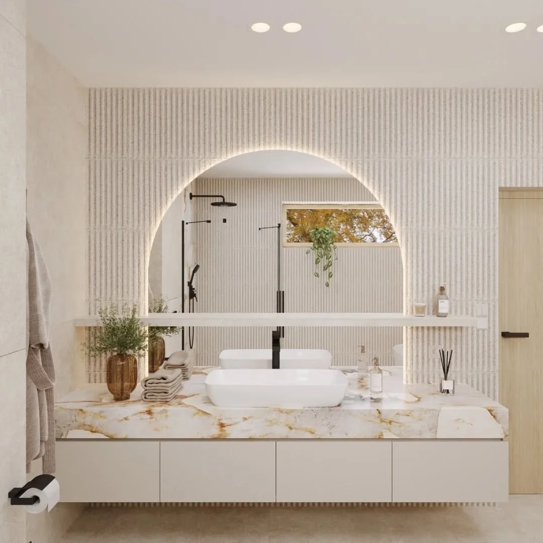 ✨ Luxus in&scaron;pirovan&yacute; pr&iacute;rodou ✨
K&uacute;peľňa laden&aacute; do jemn&yacute;ch pieskov&yacute;ch odtieňov, ktor&eacute; vytv&aacute;raj&uacute; pocit tepla, harm&oacute;nie a nadčasovej elegancie. Dominantn&yacute;m prvkom je v&ya