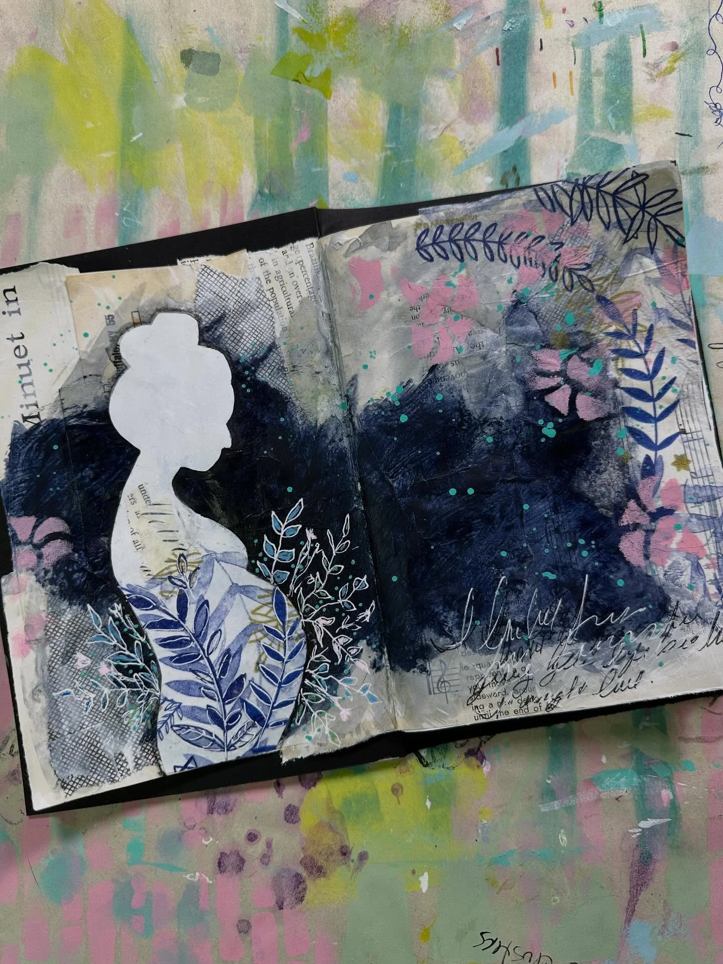 I enjoyed following along with Casey @expressyourartsysoul for Lesson 1 in the Artistic Advent 2025 workshop hosted by @kimpeppercreative  I also enjoyed creating the journal to create all of the lessons in as I followed along with Kim&rsquo;s bonus 