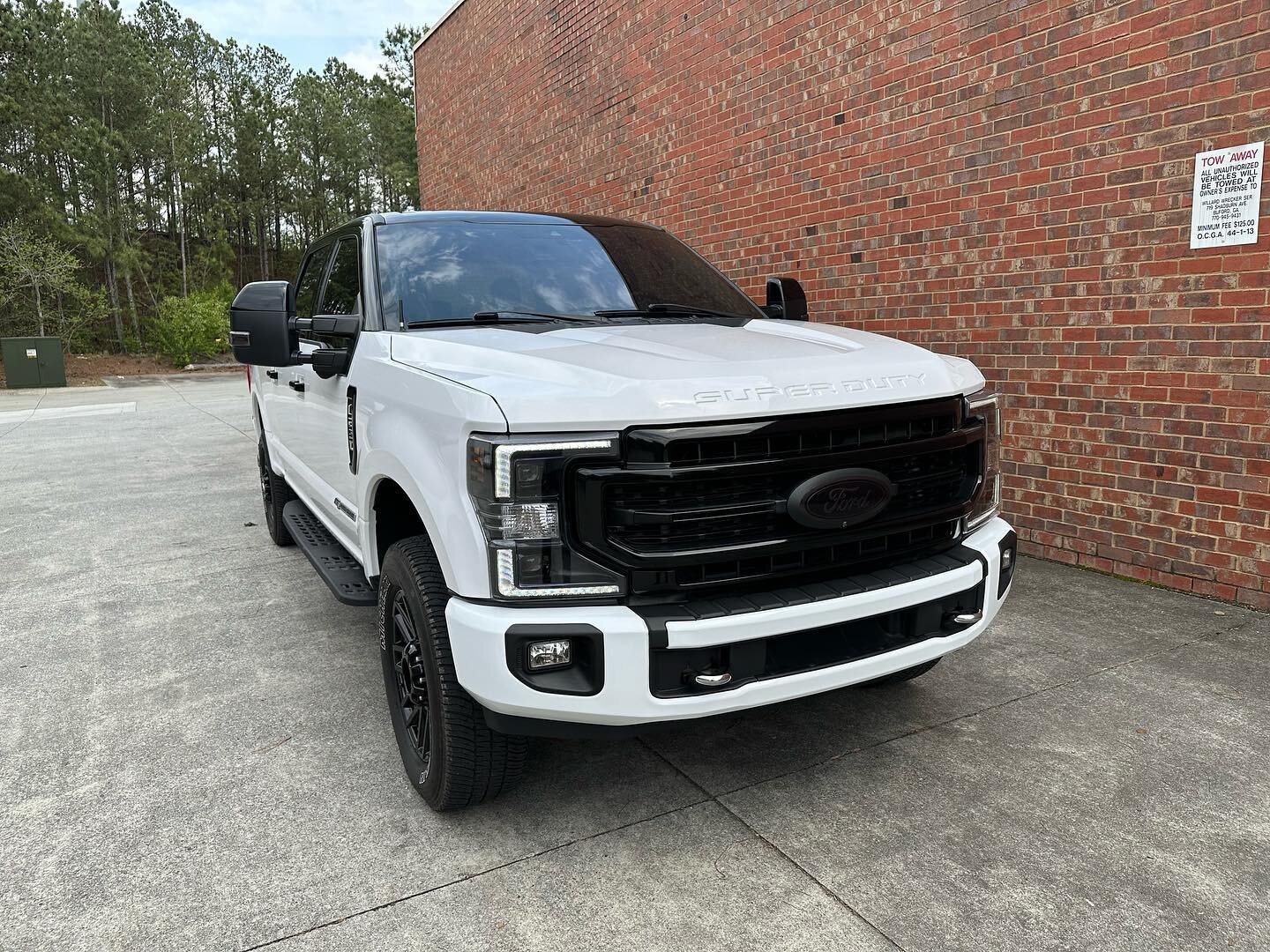 Yes! We can make your truck look cool too! Half top #glossblack  vinyl-wrap, chrome delete and bumper wrapped in #glosswhite
.
.
.
#fordtrucks #fordf250 #f250 #f250superduty #liftedtrucks #offroad #trucklife #atl #atlanta #topcarwraps #layednotspraye