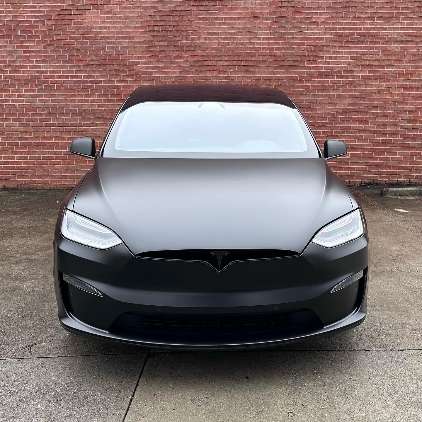 Stealth look achieved with satin ppf over oem paint. Also added carbon fiber accents!
.
.
.
#tesla #teslamodelx #teslamodelxplaid #satinblack #allblack #teslawrap #itsawrap #layednotsprayed #topcarwraps #bodyfenceofficial #ppf #hexisamericas