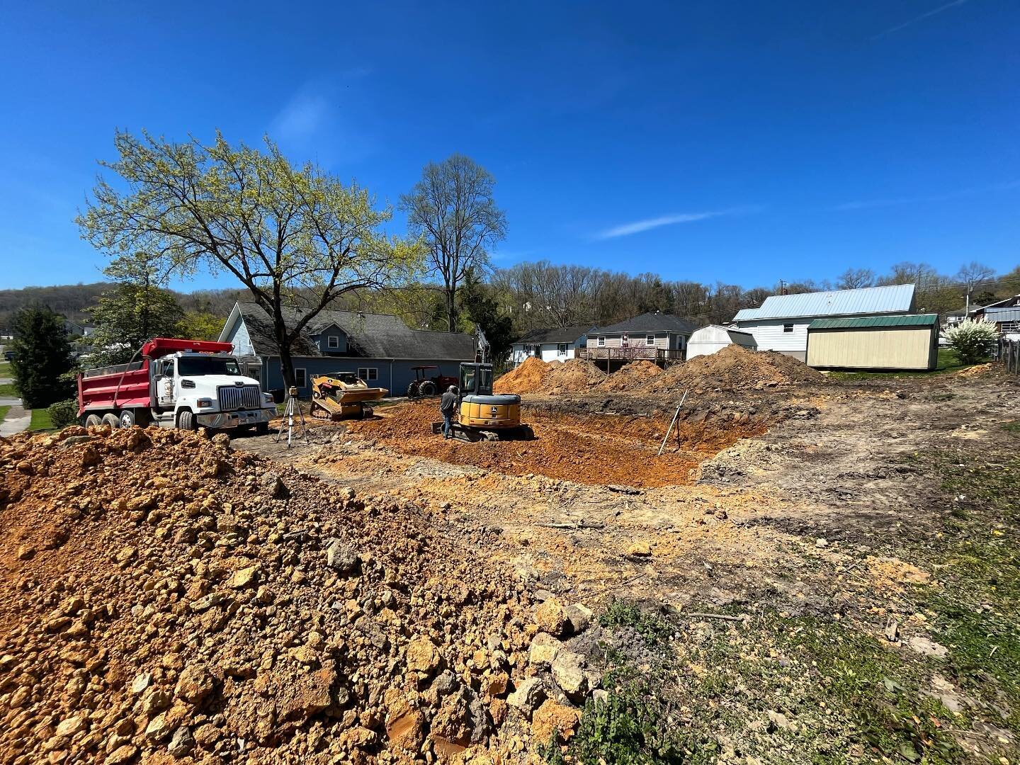 step two: digging footers and a foundation 🚧🚜
&bull;
&bull;
&bull;
#almostheavenhabitat #almostheavenhabitatforhumanity #newhomeconstruction #buildinghomes #buildingcommunity #volunteer #volunteerwv #simplygbv #greenbrier #affordablehousing #homeow