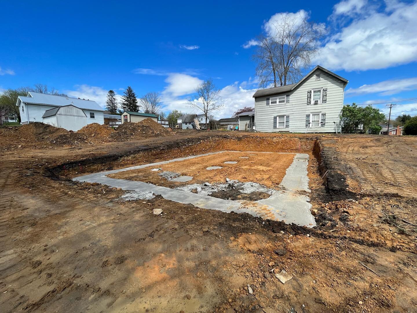 so much progress in a week! we&rsquo;re gearing up for a beautiful build season in #roncevertewv ☀️🏡
&bull;
&bull;
&bull;
#almostheavenhabitat #almostheavenhabitatforhumanity #almostheaven #almostheavenwv #newhomeconstruction #buildinghomes #buildin