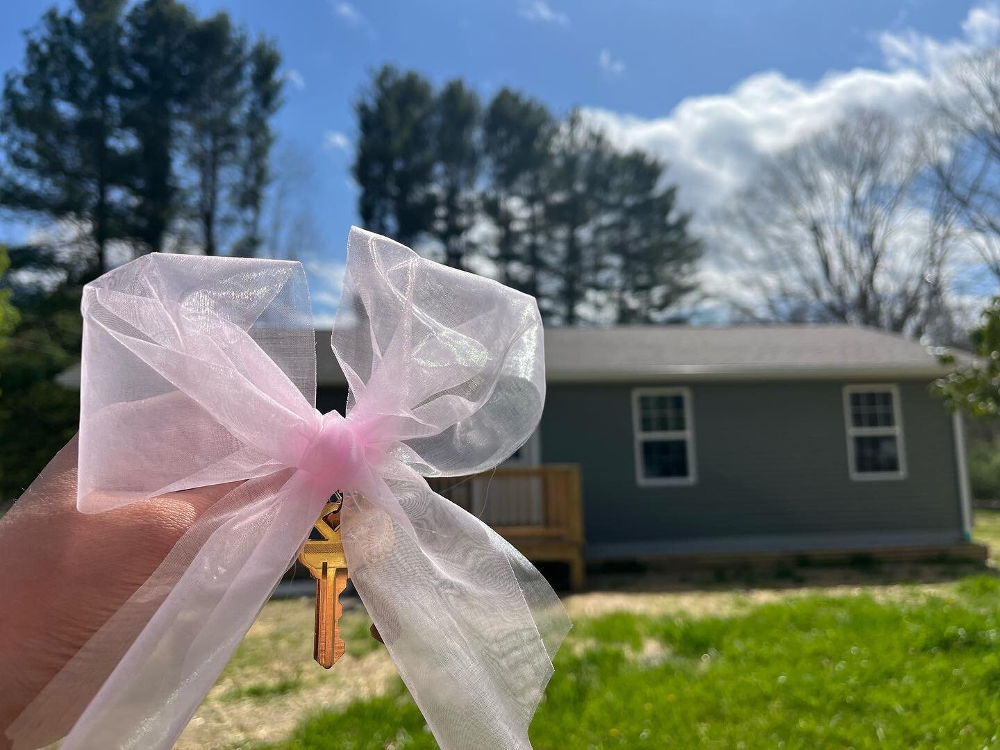 WELCOME HOME, AKERS FAMILY!! 💚💙

Pat and Misha became homeowners this week and we are absolutely thrilled for them! 🏡

A huge thank you and shout out to our construction team and the HUNDREDS of volunteers who helped make this possible! What an in