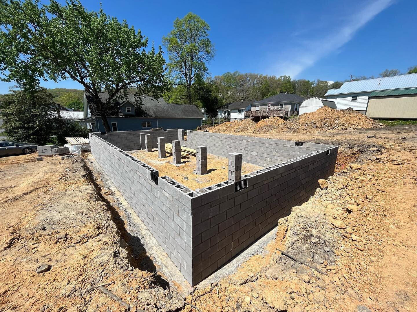 before and after @bishopbradyhs 🤩🤩🤩
&bull;
&bull;
we had a blast working alongside local volunteers and students from Bishop Brady High School last week! 

✅ joists 
✅ subfloor
✅ raised exterior walls (or, SIPs!)

this house is coming right along!