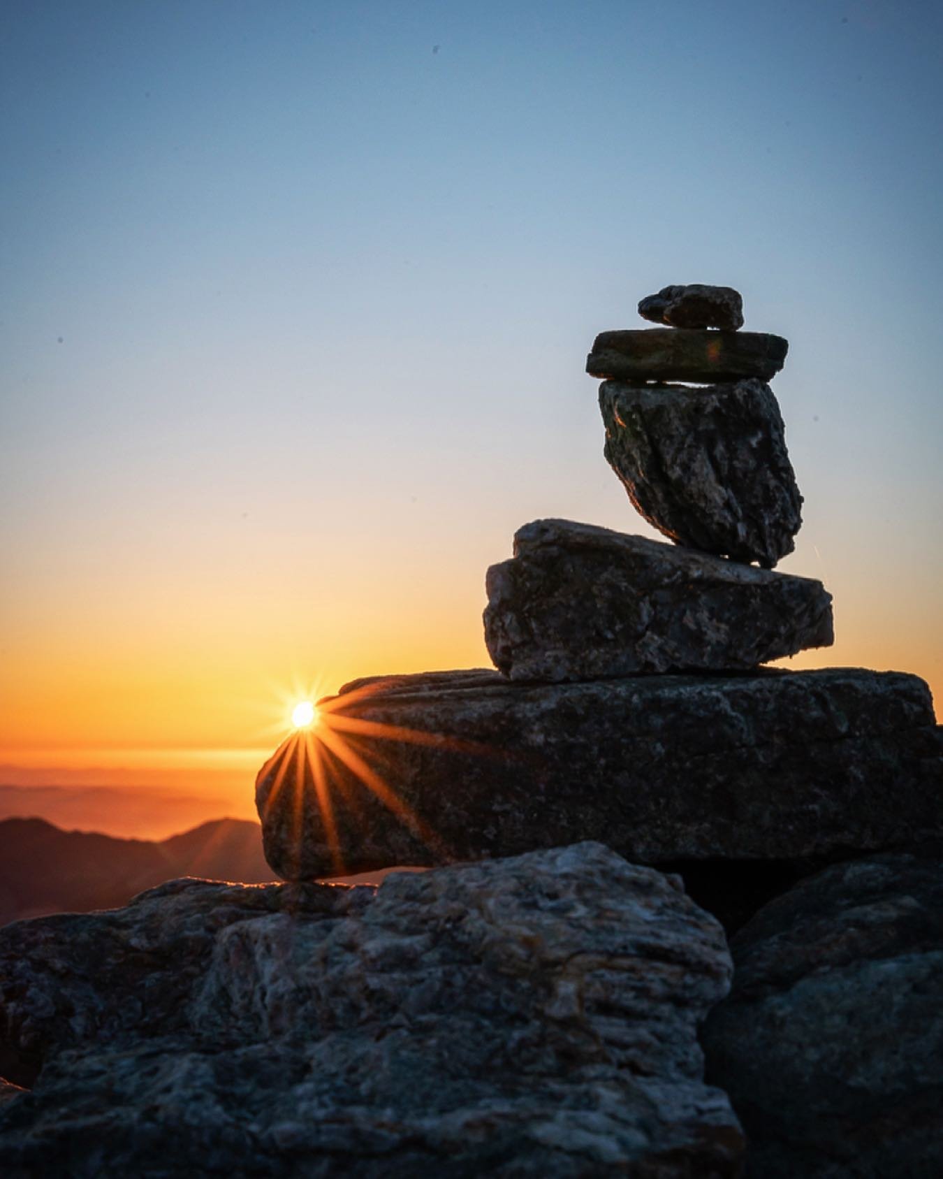 RISE WILD - SOLSTICE
The sun was very much behind the clouds on the solstice for me so I&rsquo;m sharing some photos from a sunrise hike up Ben Vorlich a couple of months ago with @satisbotanicals @eri.mackenzie.gardens
and @emilyswildadventures raci
