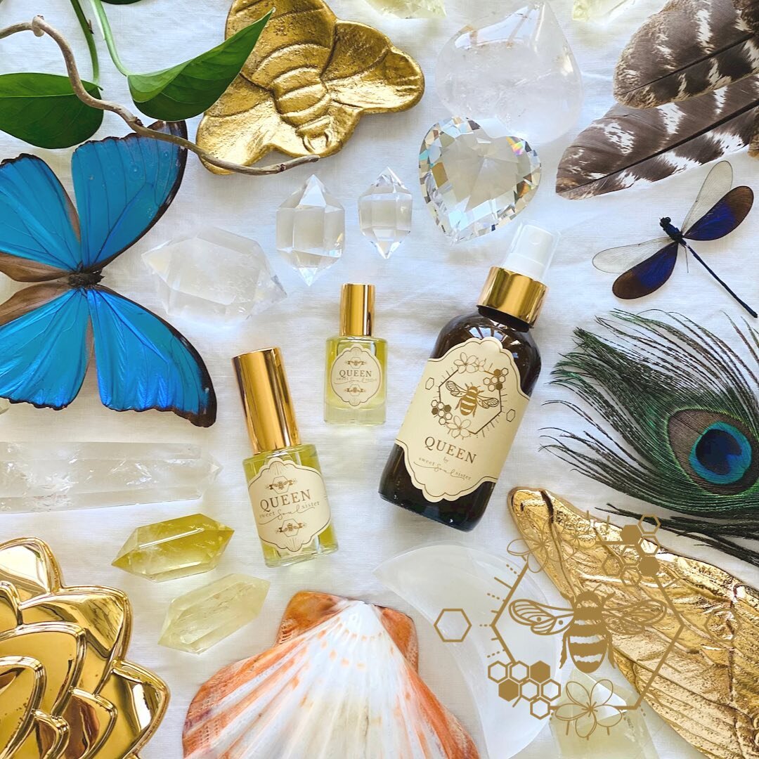 Queen

Smooth &bull; Citrusy &bull; Vanilla &bull; Floral 

Sacred Frankincense, Orris Butter, Grapefruit, Honeycomb, Vanilla, Frangipani

Vortex Water + Witch Hazel Aura Spray

Grain Alcohol Perfume Potion

Fractionated Coconut Oil Anointing Oil 

L