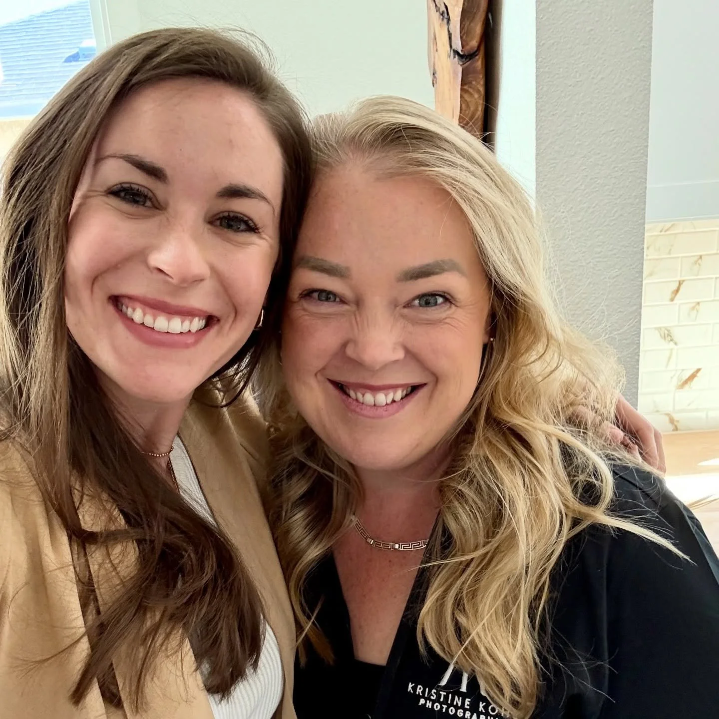 Behind every beautiful listing is a team that makes it all happen! I handle all the prep from scheduling staging (@steph_g_homes )to making sure every detail is just right but the photographer is the cherry on top that truly makes each home shine. 

