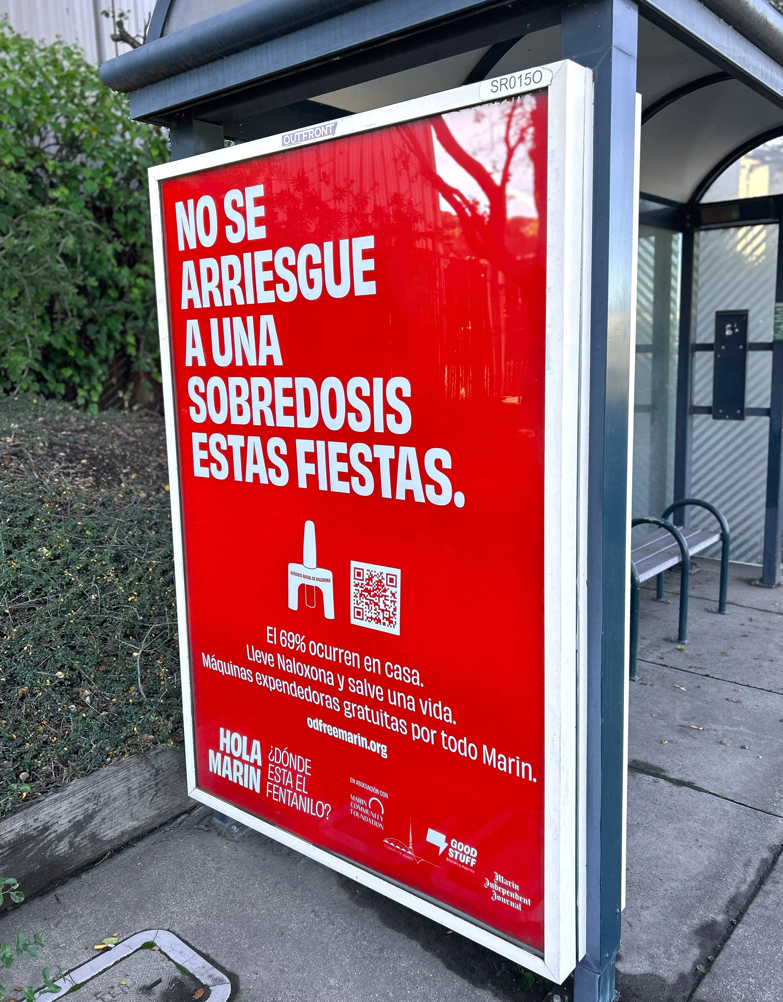 Hey Marin, Where's the Fentanyl? bus stop ad in Spanish.