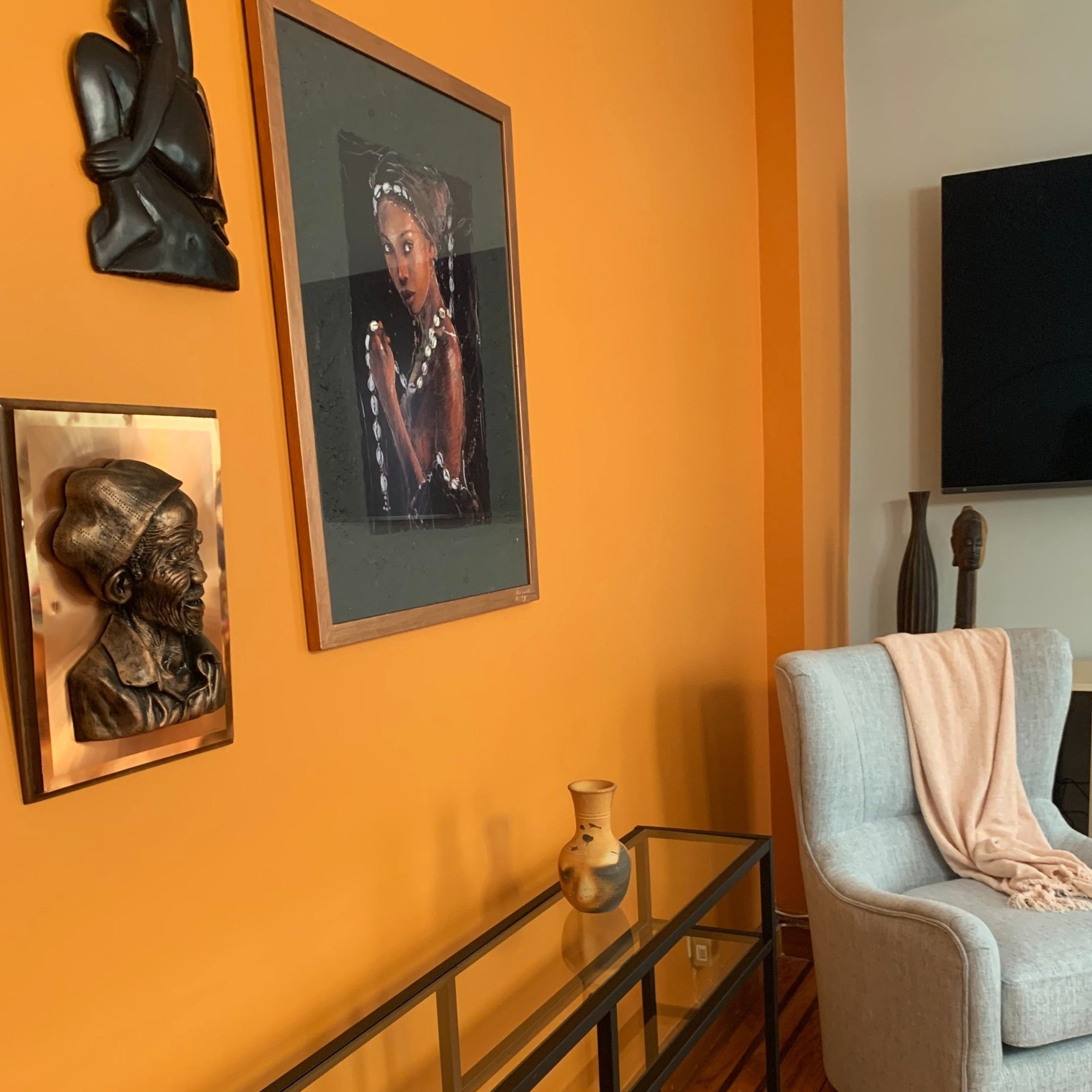 African themed living room with warm-cool color scheme, interior design by le terra curators