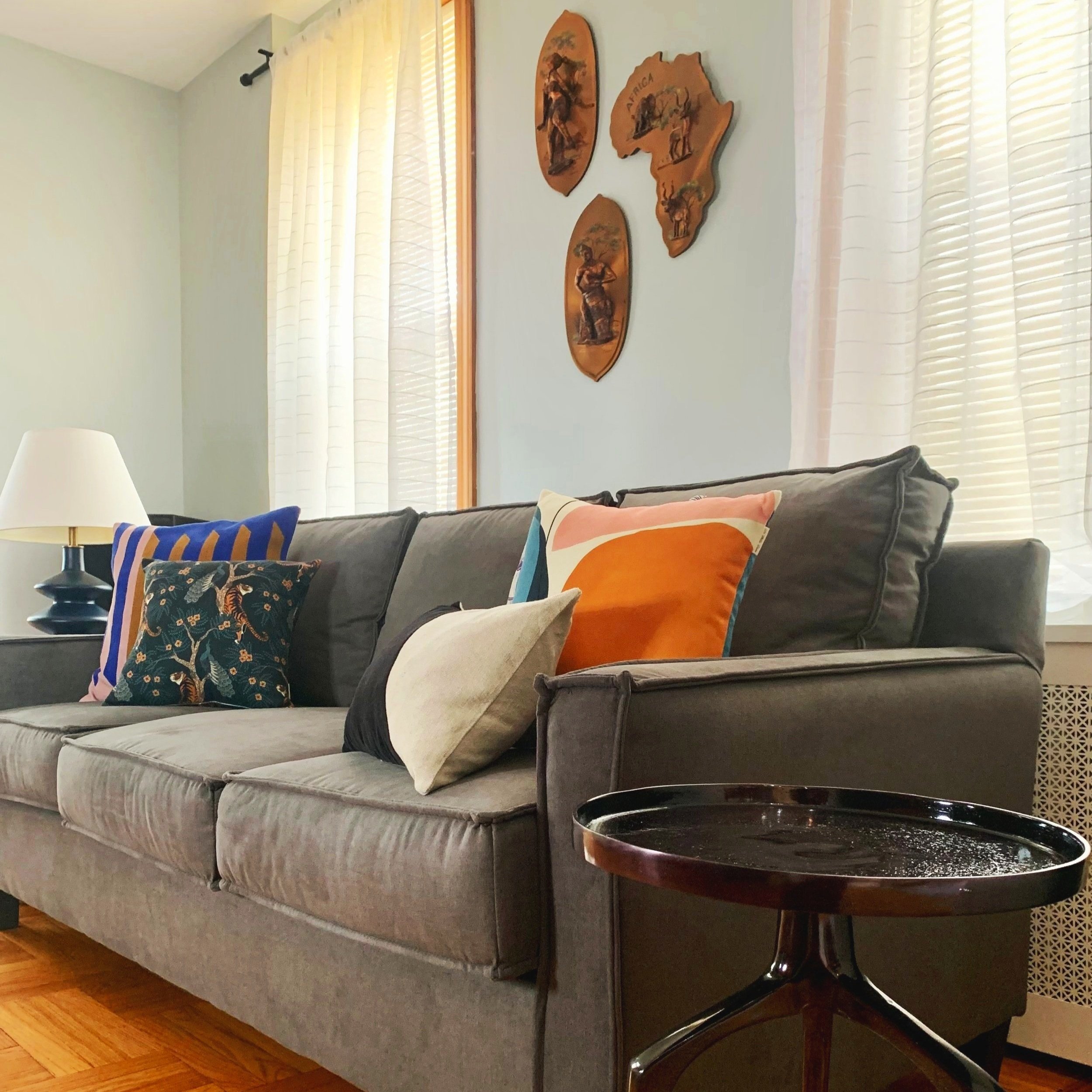 living room with African design elements and a warm-cool color scheme, interior design by le terra curators
