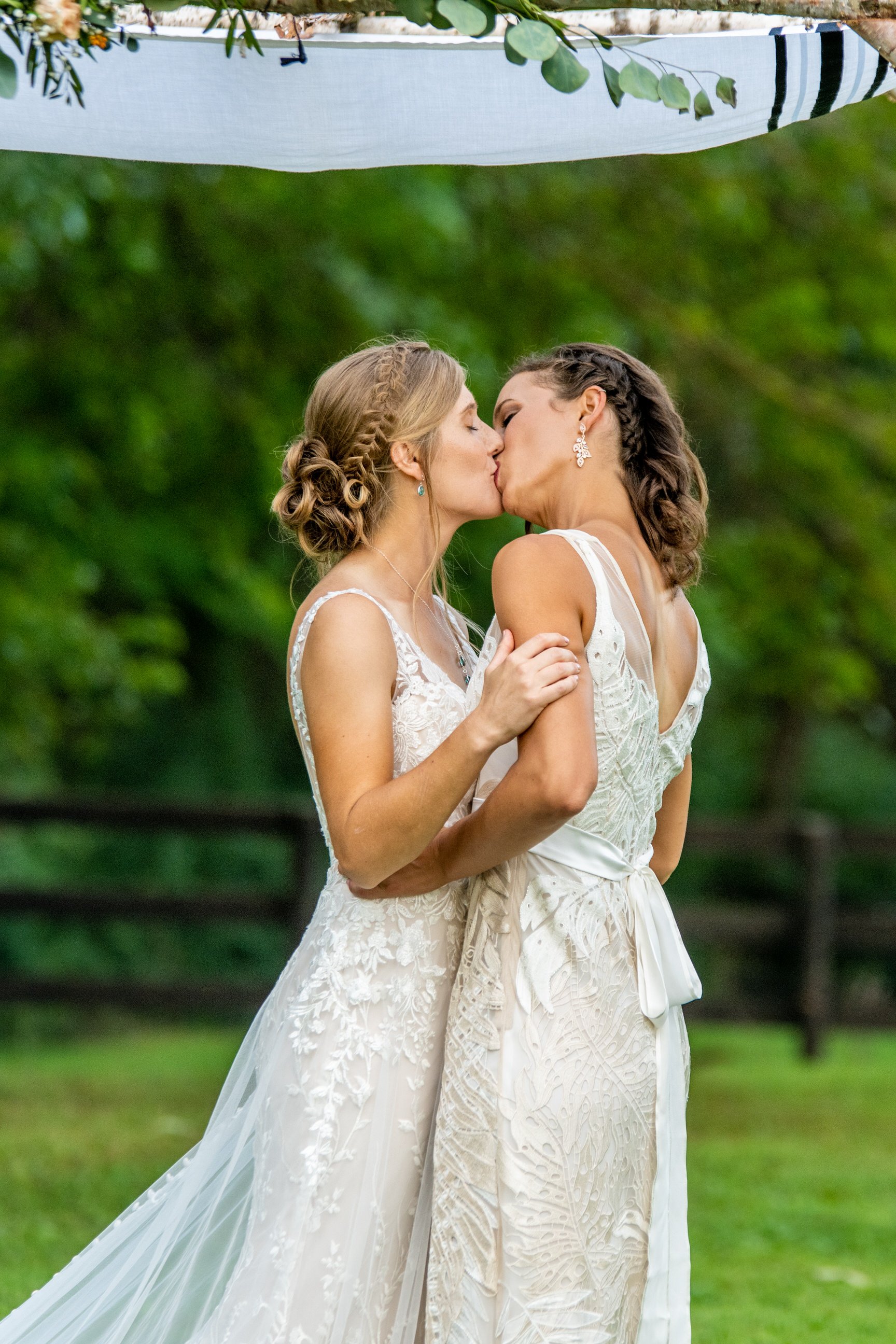 VirginiaBackyardWedding-Ceremony-Hannah&Anna-5469.jpg