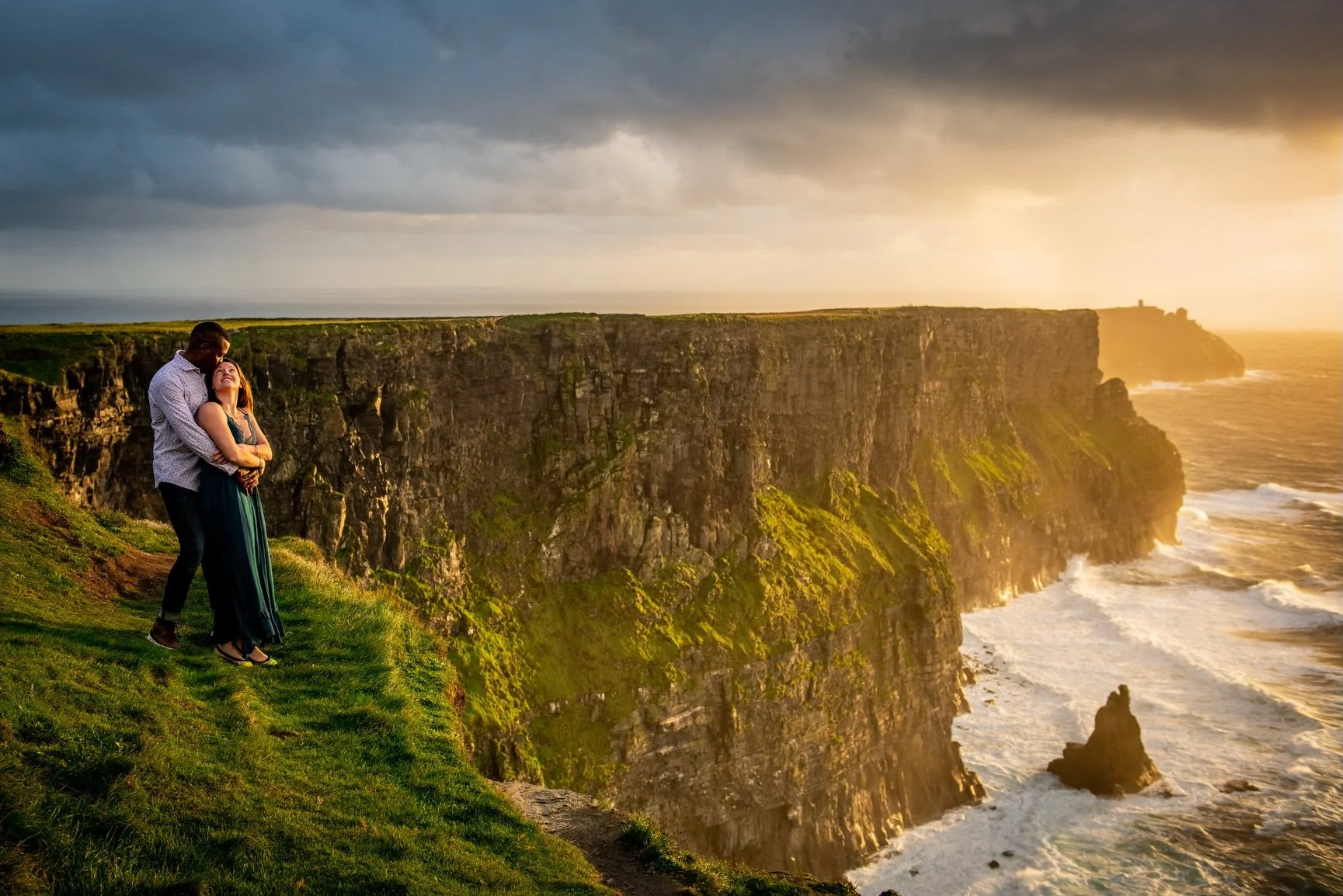 Once upon a 2021 I went to Ireland in September to meet up with these two lovely people for their engagement session. It was absolutely stunning and windy and way too much fun !