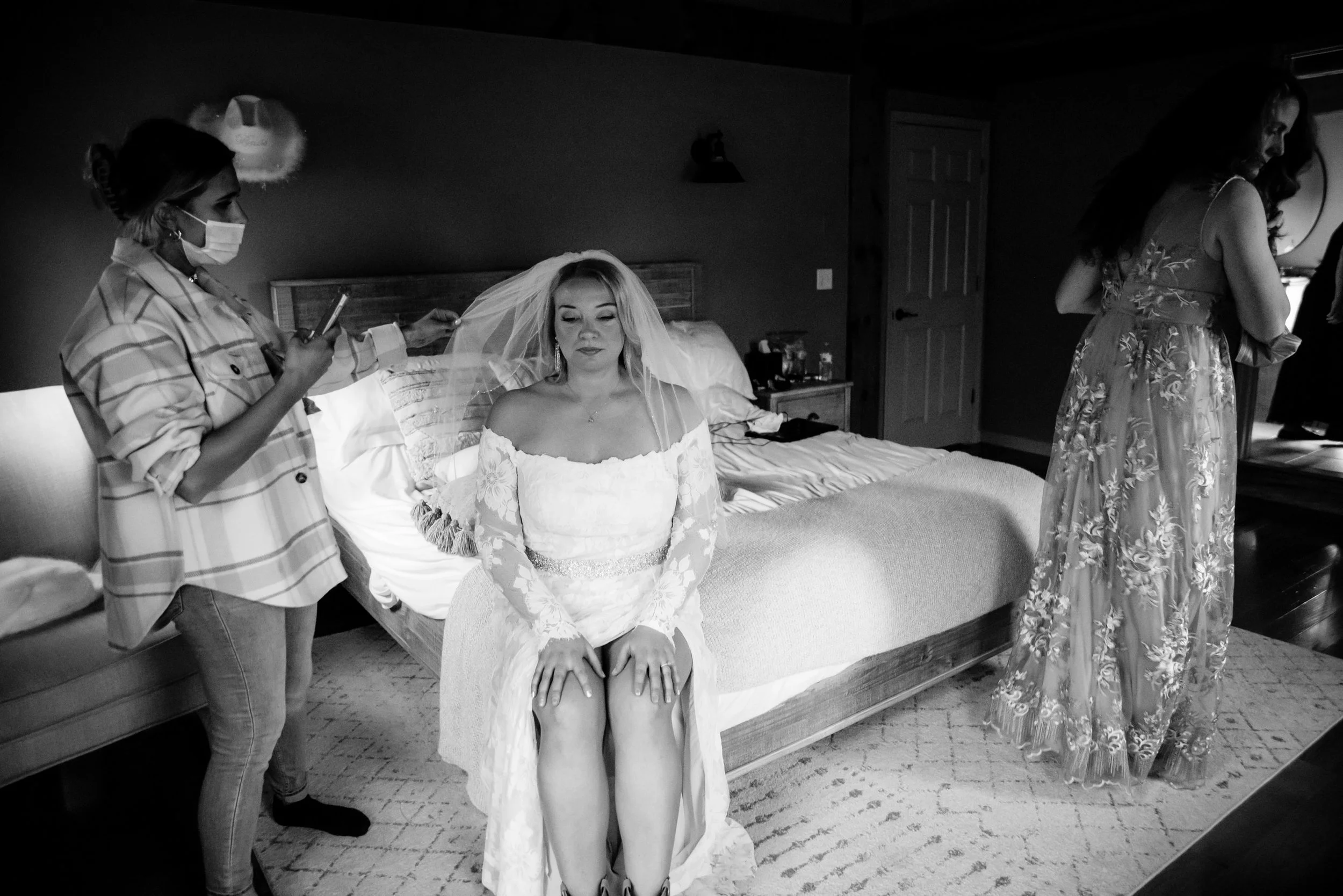 Backyard_New_York_Elopement_Jess&Chris_Getting_Ready-6461.jpg