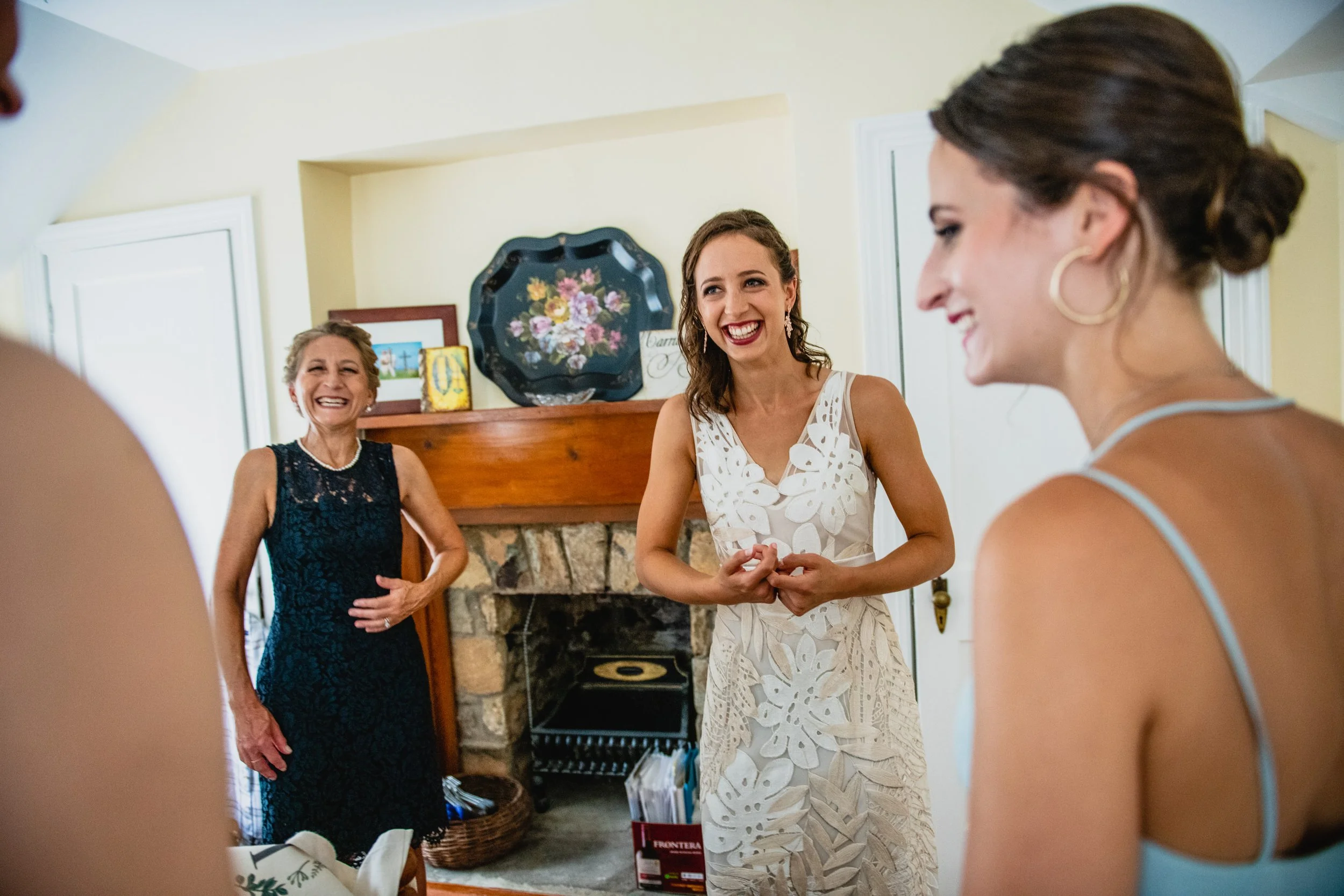 VirginiaBackyardWedding-Hannah&Anna-GettingReady-1922.jpg