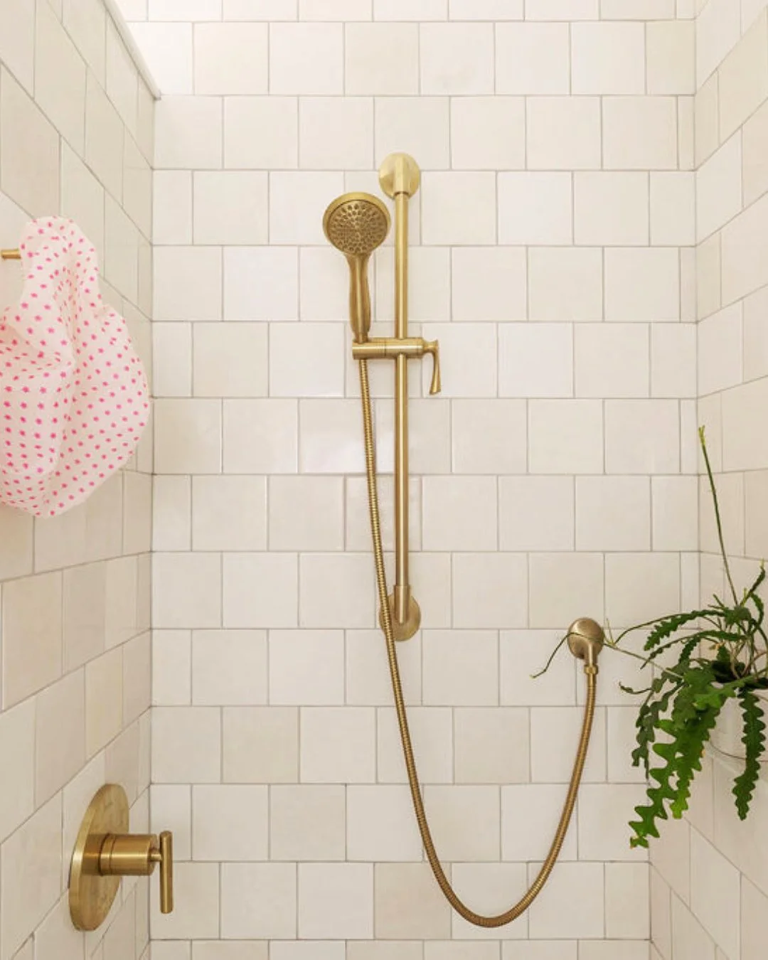 Whoever said that fixtures have to be either silver or matte black... we just want to talk. 😉 ⁠
⁠
Integrating this warm brass finish brought an earthy yet glam energy to our client's space.