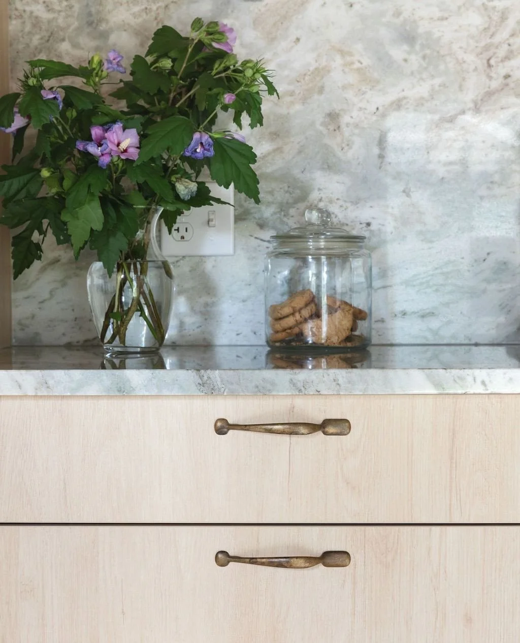 Martha Stewart, who?? ✨ ⁠
⁠
Just kidding! We do love the little touches that make a space feel complete though. Our client has fabulous taste in design, choosing classic hardware, and a stone backsplash that brings in just the right amount of charact