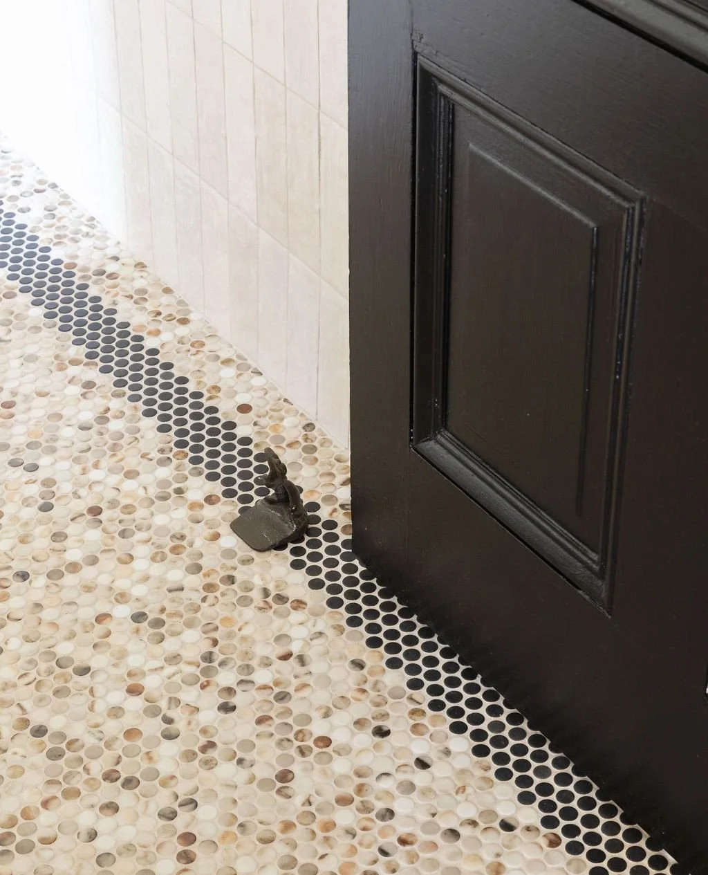 When renovating, don't forget to look down! 🔎 The smallest details can make the biggest difference, which is why we love how this sweet tile turned out.