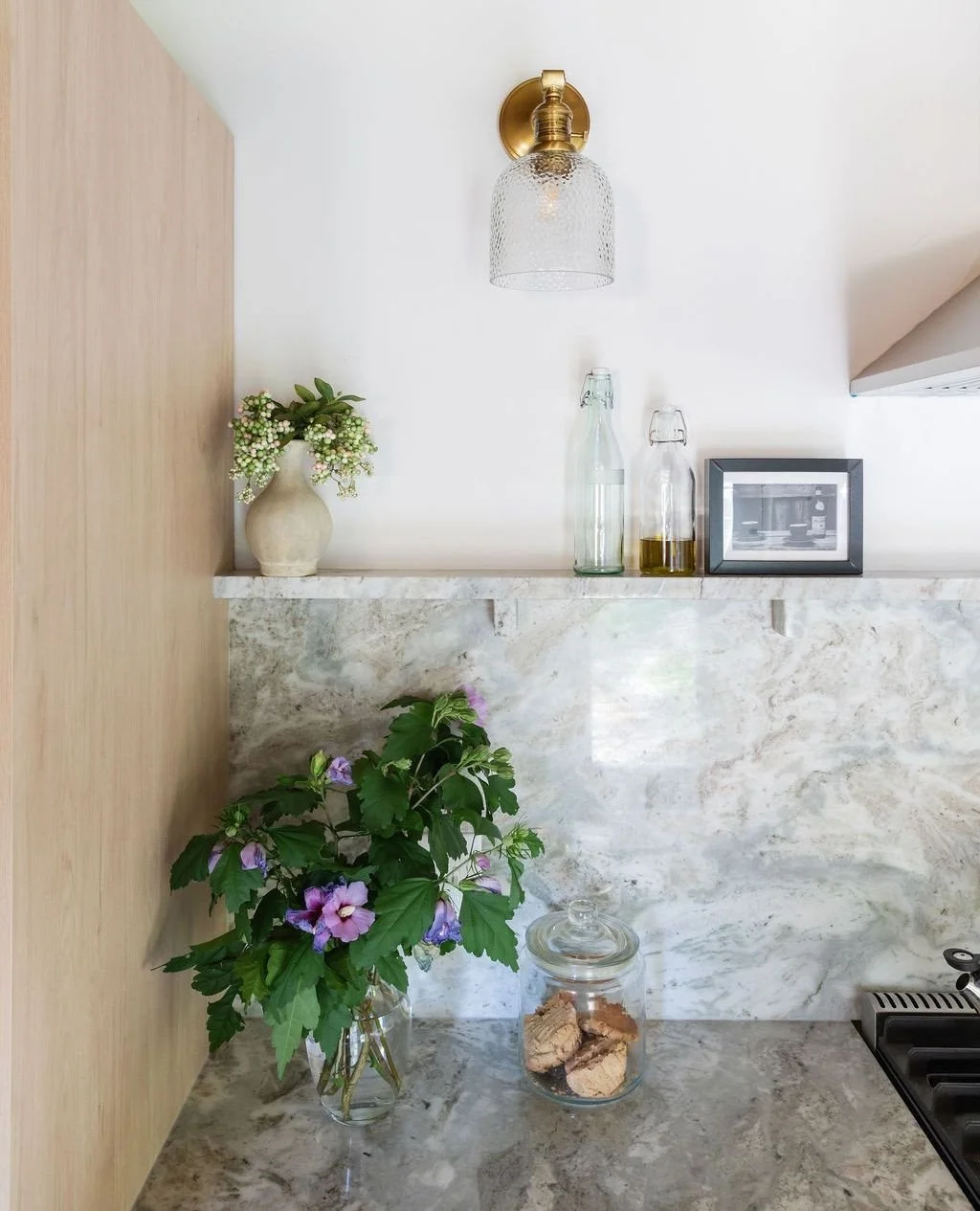 Kitchens don't have to be cookie-cutter (but, if you ask us, all countertops should have cookie jars). 🍪 ⁠
⁠
Would you ever consider a backsplash with a built-in shelf?⁠
⁠
📸 @salemefayad_photography