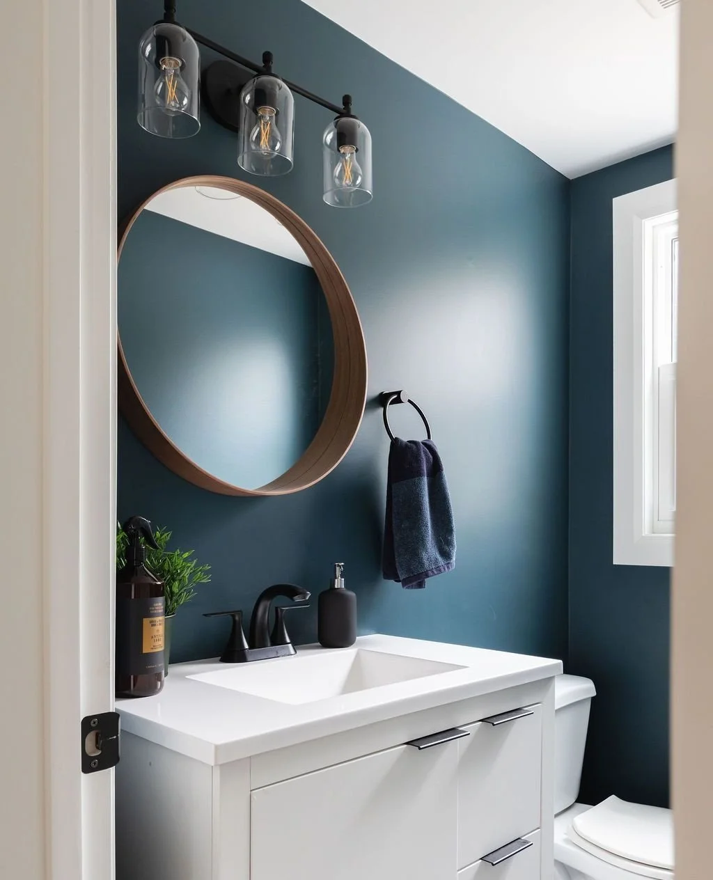 This powder room is the perfect example of how to get the most out of a moody paint choice. 🎨⁠
⁠
Bathrooms with larger windows (aka natural light) can really benefit from risking a darker colour because:⁠
⁠
1. natural light brings out the richness o