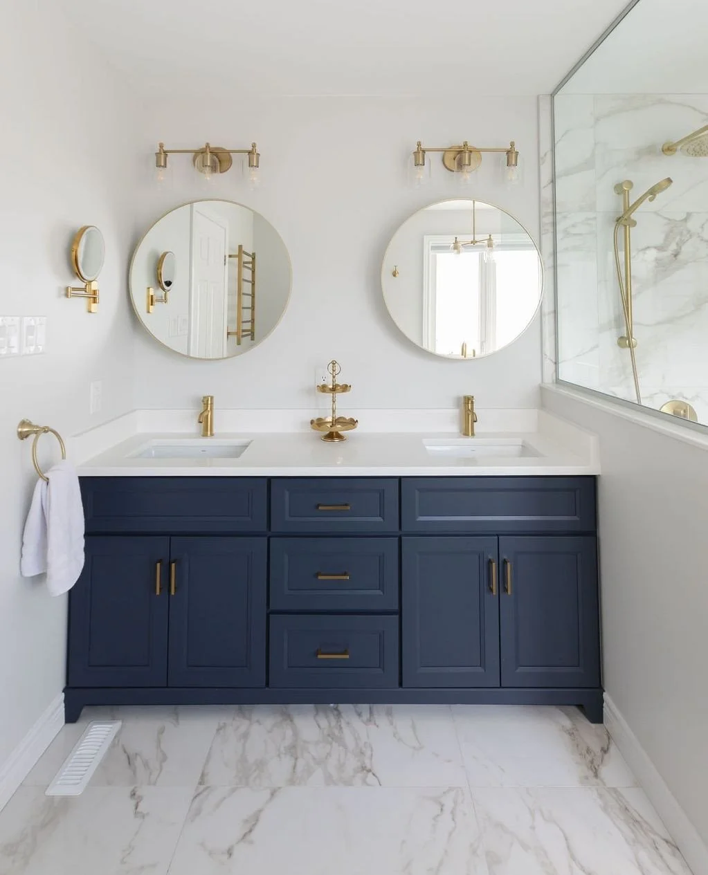 A glimpse from the Faircloth renovation. 🪞🫧⁠
⁠
For more photos of this space, visit goldlevel.ca/projects/faircloth⁠
⁠
📸 @salemefayad_photography