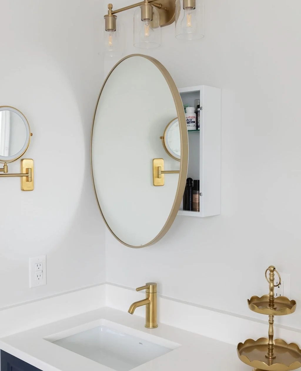 The best way to keep your counters clear?⁠
⁠
A hide-away storage shelf behind your vanity mirror!⁠
⁠
📸 @salemefayad_photography