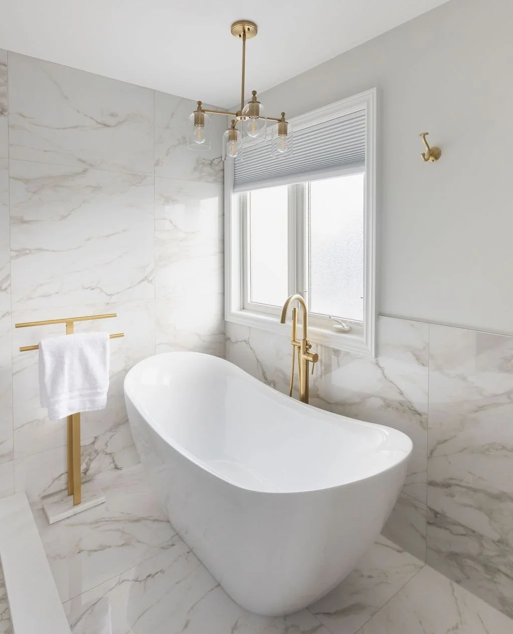 Another corner of the Faircloth bathroom renovation. 🪞🫧⁠
⁠
For more photos of this space, visit ⁠
goldlevelcontracting.com/projects/faircloth⁠
⁠
📸 @salemefayad_photography