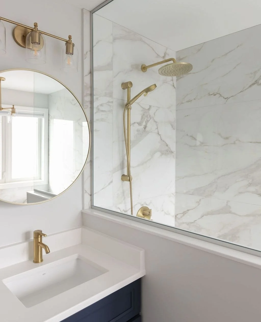 Imagine spending your morning routine in this bright, marble haven. 😌🛁⁠
⁠
You deserve it, so we build it.⁠
⁠
📸 @salemefayad_photography