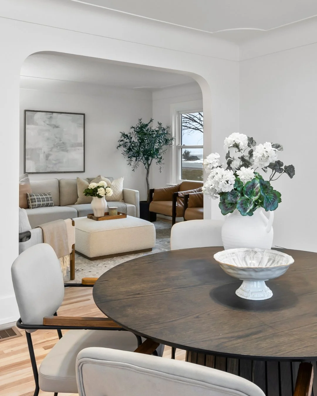 A tiny architectural detail can make a big difference.⁠
⁠
We love how this soft, rounded archway creates a natural transition between the dining and living spaces while keeping everything feeling open, bright, and connected.⁠
⁠
📍 Serving London, Ont