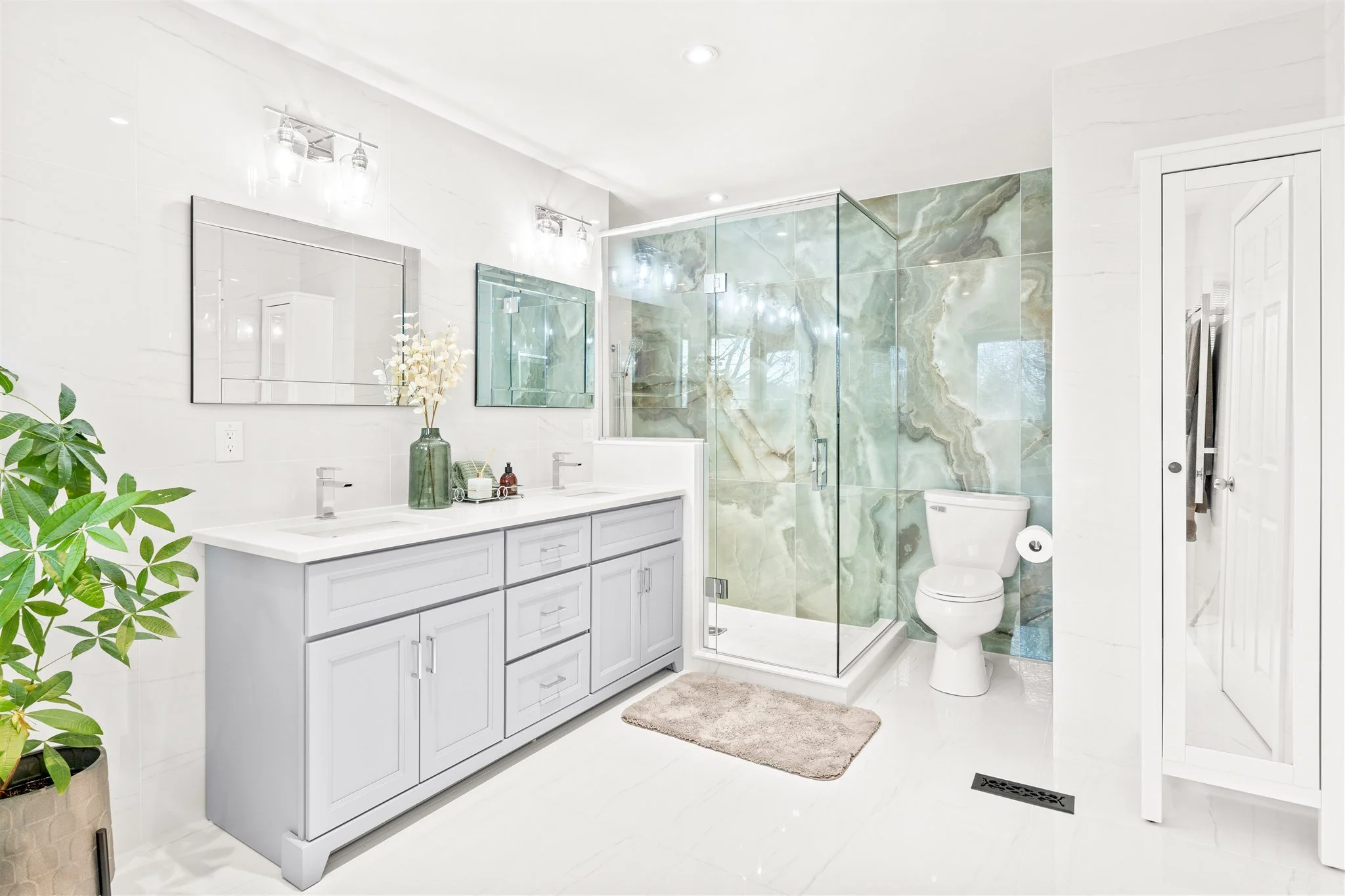 5 Ullswater Crescent Bathroom Reno - RealTour Media - 0010.jpg