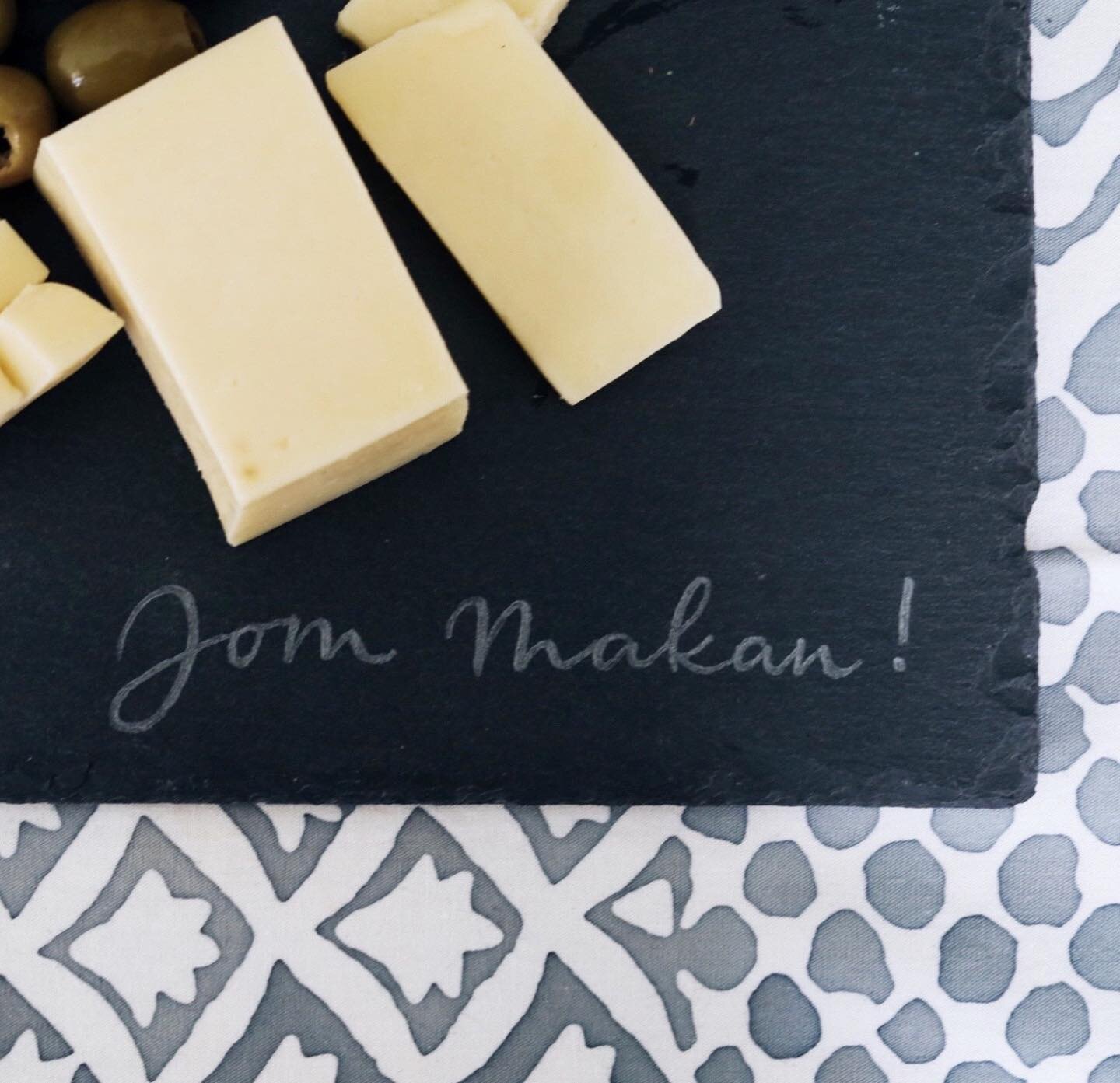 Selamat Hari Raya! 
Time to Eid 😏 (thanks @re.imtired for the pun-spiration!) 
📸: @studiothreequills
.
.
.
.
.
 #moderncalligraphy #calligraphy #moderncalligrapher #calligraphyengraving #engravedgifts #handengraved #engravedslate #customgifts #pers