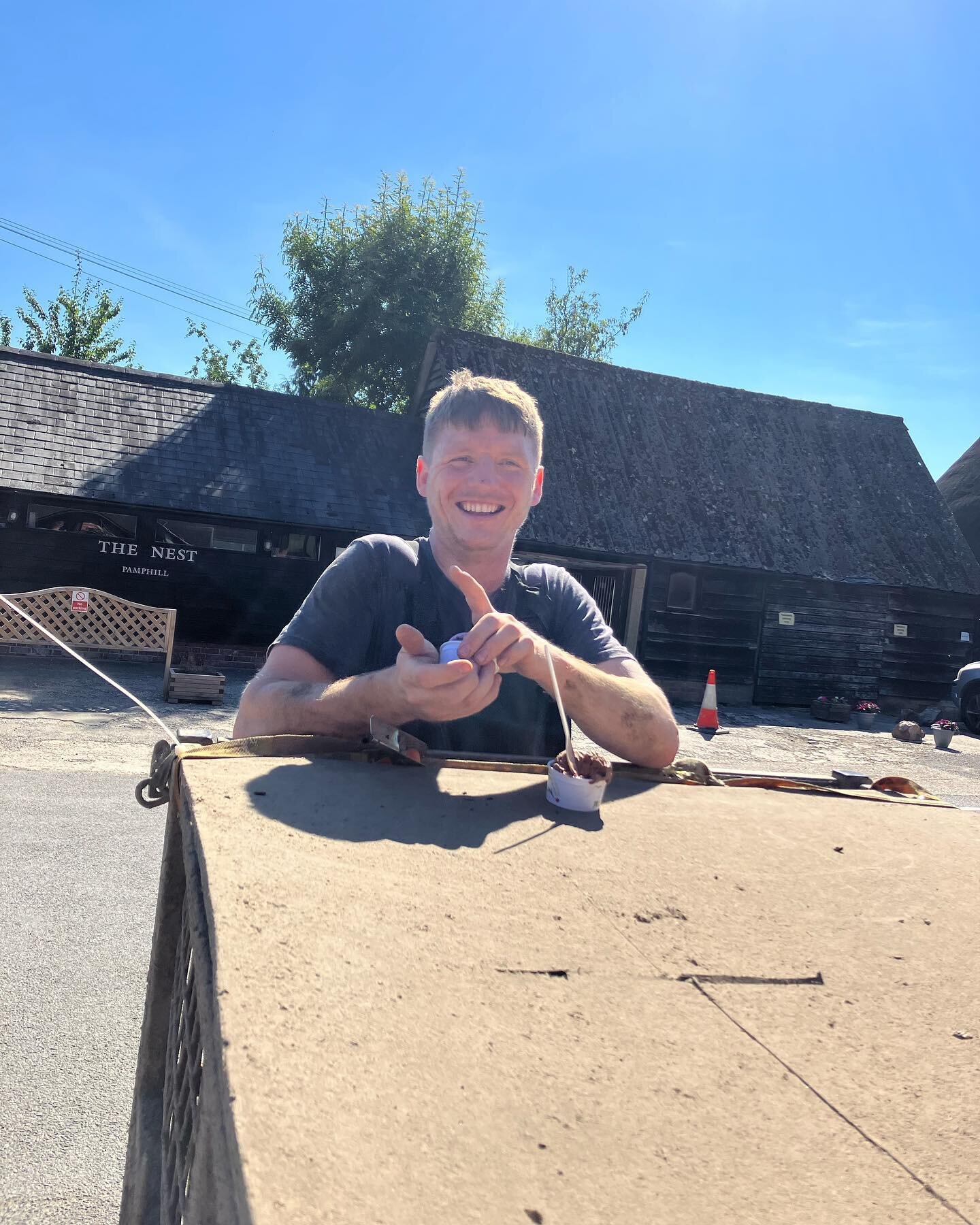 Nick the head dairy man at @allenvalleymilk  has been up to see us for some quality control this morning. I think it passed inspection 👌🙈🍦

#pamphilldairy #allenvalleymilk #pamphilldairyicecream #farming #dairyfarming #dorsetproduce #artisanicecre