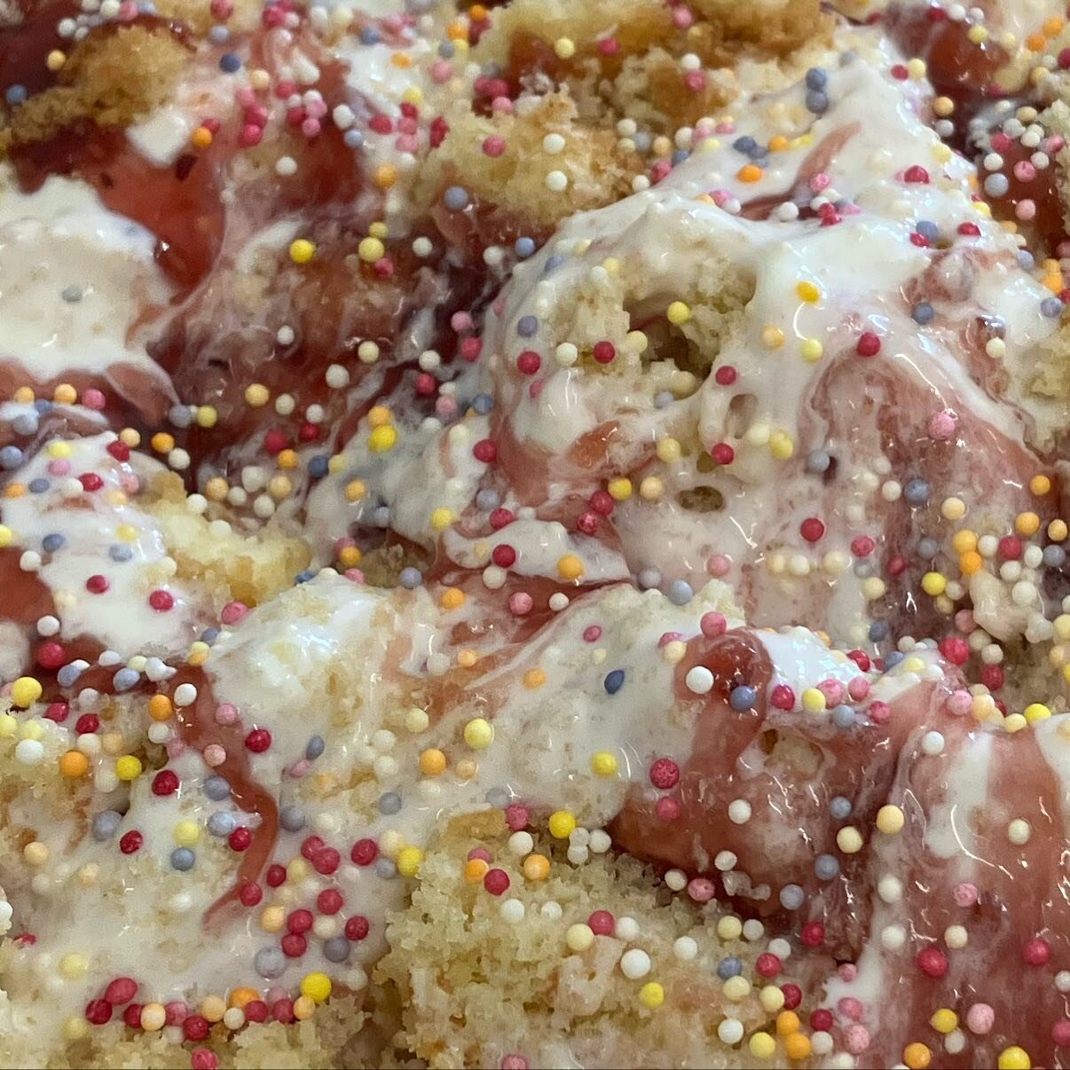 Can you guess this new flavour coming to our scooping parlour? 

#artisanicecream #pamphilldairy #allenvalleymilk #wimborneminster #summerholidays #cakeicecream #birthday #pamphilldairyicecream #pamphillicecream #delish😋