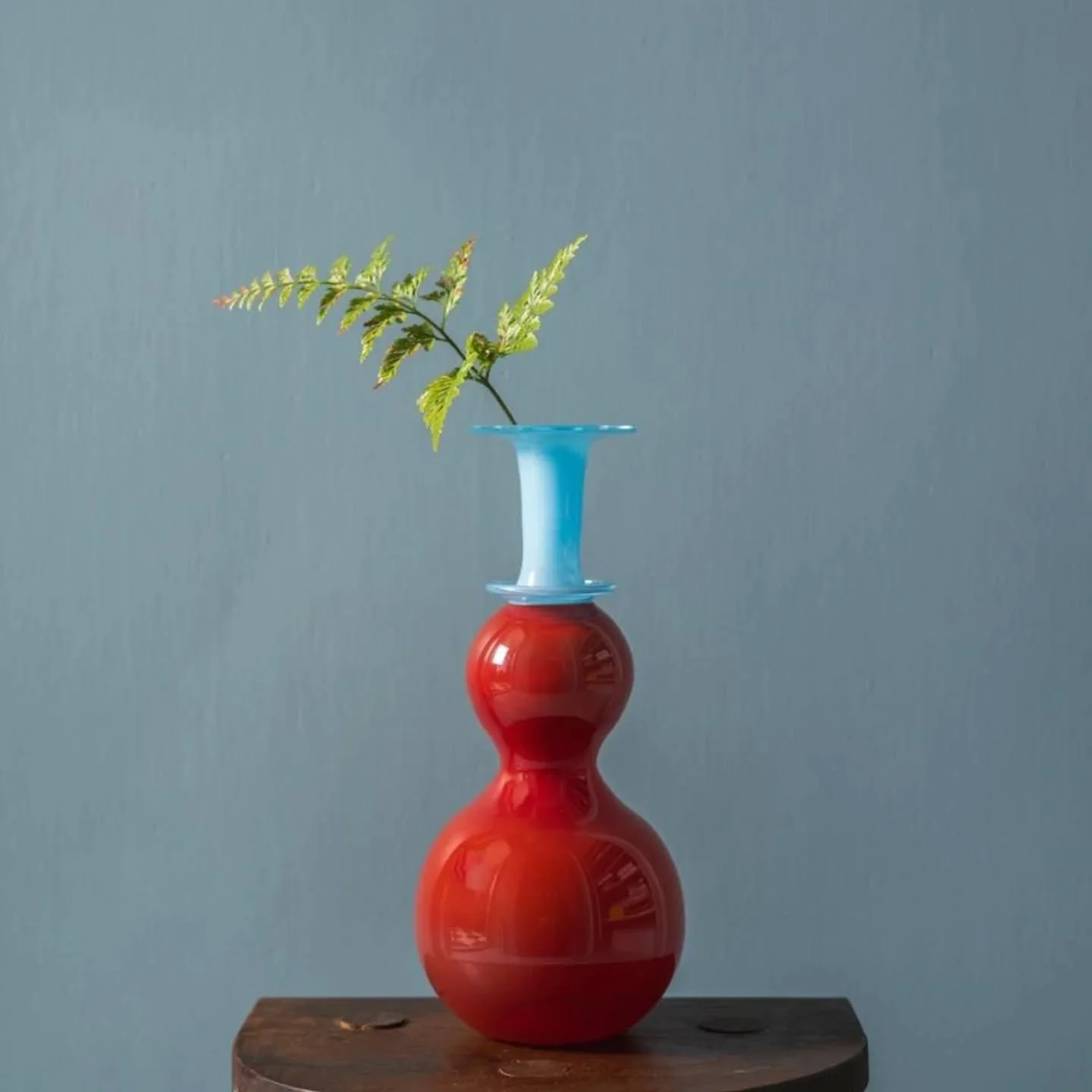 Incalmo vassel.

Beautiful picture taken by @stephosmond_photo.

The work is available at @studio_biblo .

#handmade #glass #verresouffler #craft #bottle #colours #photography #glassblowing